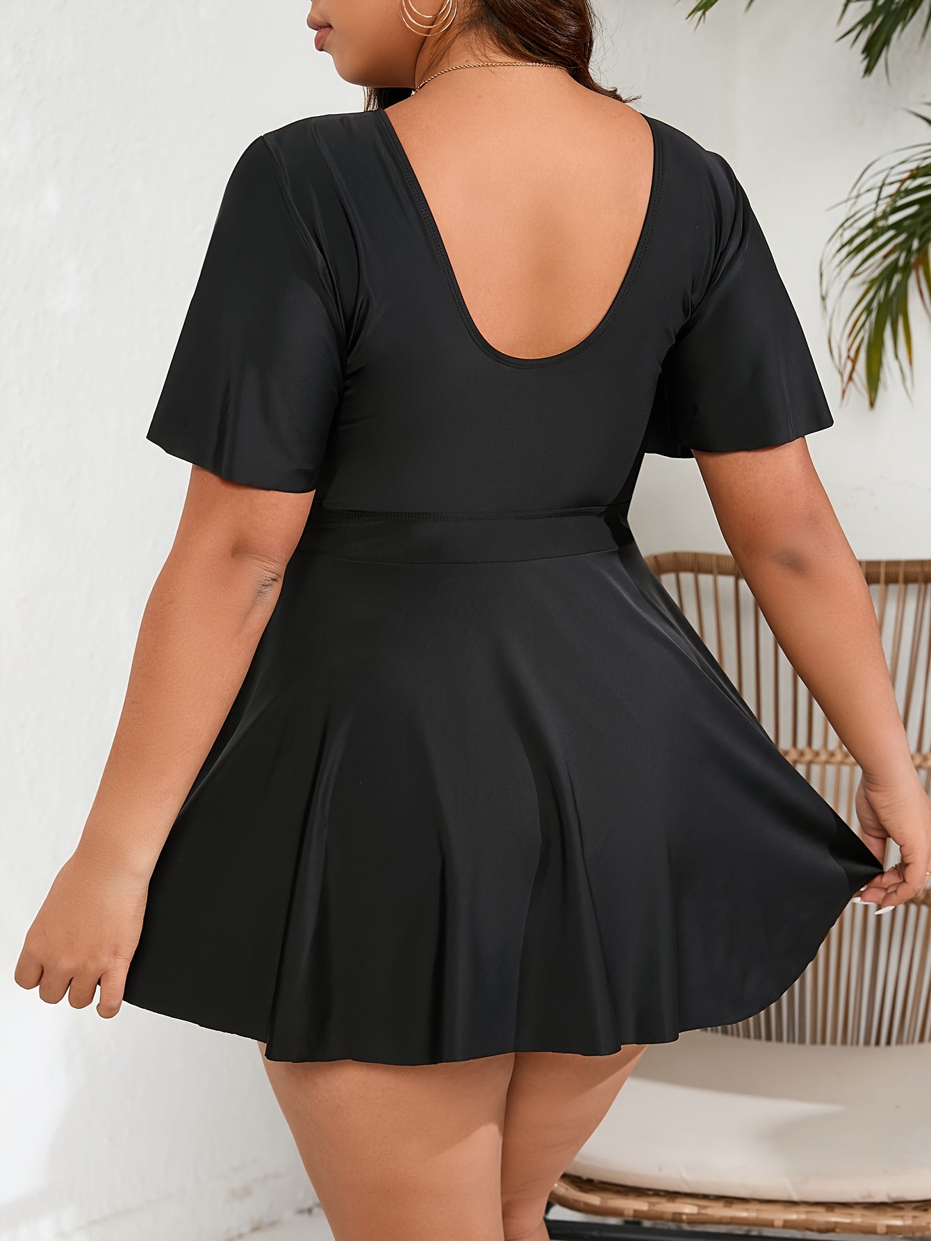 Katta o'lchamdagi ayollar uchun tankini to'plami, bir rangli tortishqoq, qirralangan qisqa yengli yuqori va ichki suzish kiyimi