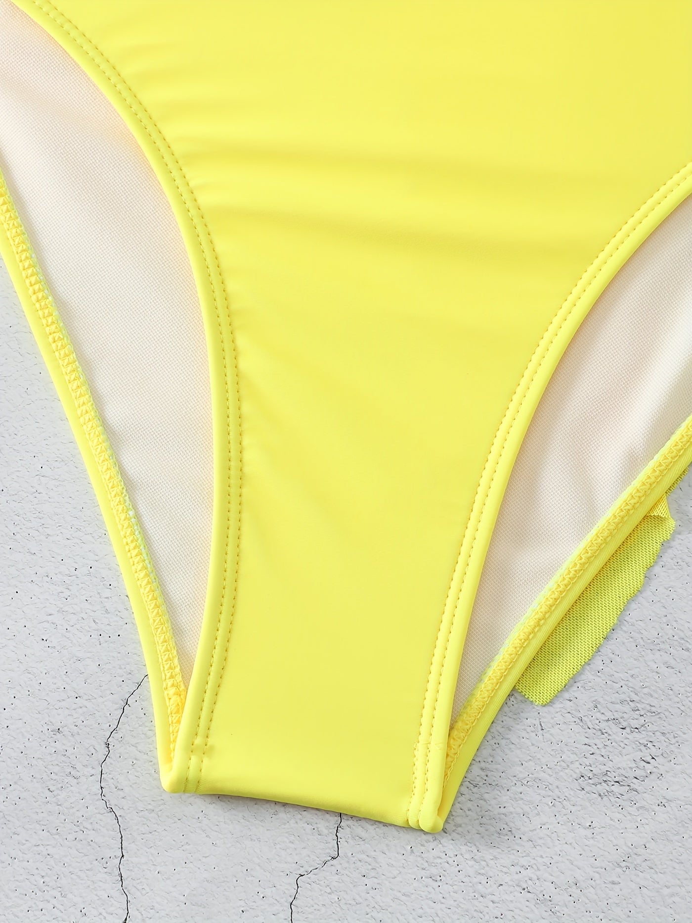 Mesh to'quvli, qattiq rangli, cho'zilgan bo'yin va spaghetti kamarli bikini to'plami, Sevishganlar kuni uchun, plyaj yoki basseyn uchun mukammal.