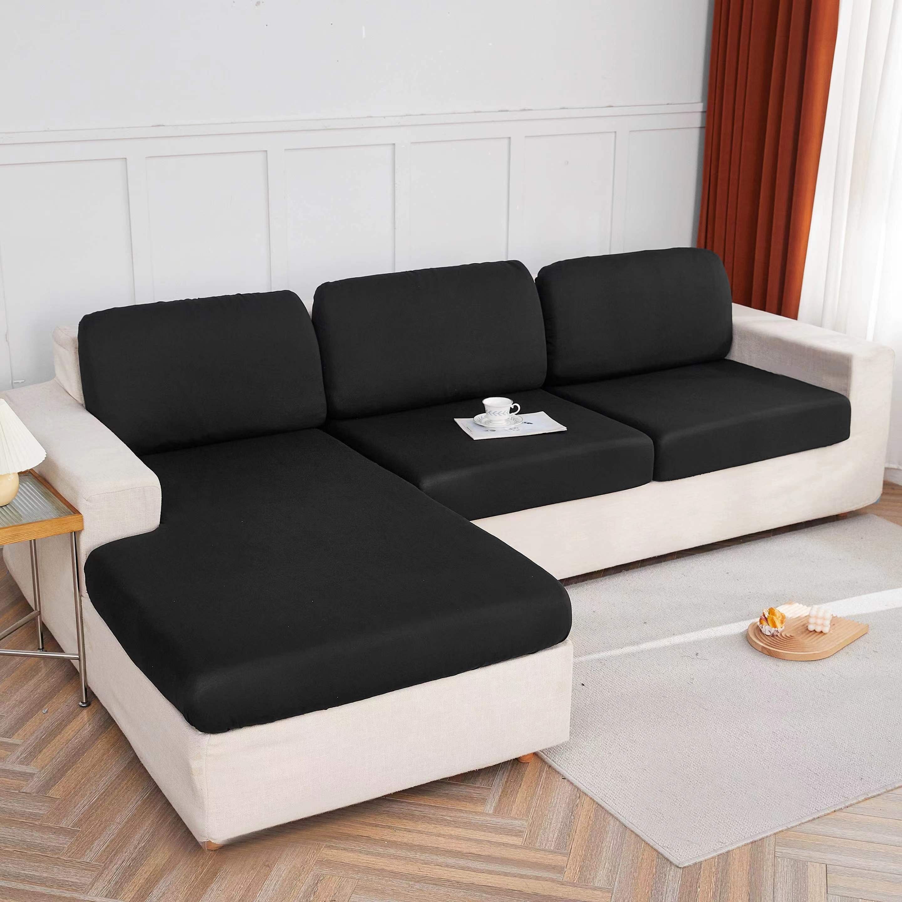 Elastik pastki bilan cho'ziladigan divan yostiq qoplamasi, yashash xonasi divanlarida oson olib tashlash va chizish qarshiligi uchun mo'ljallangan.