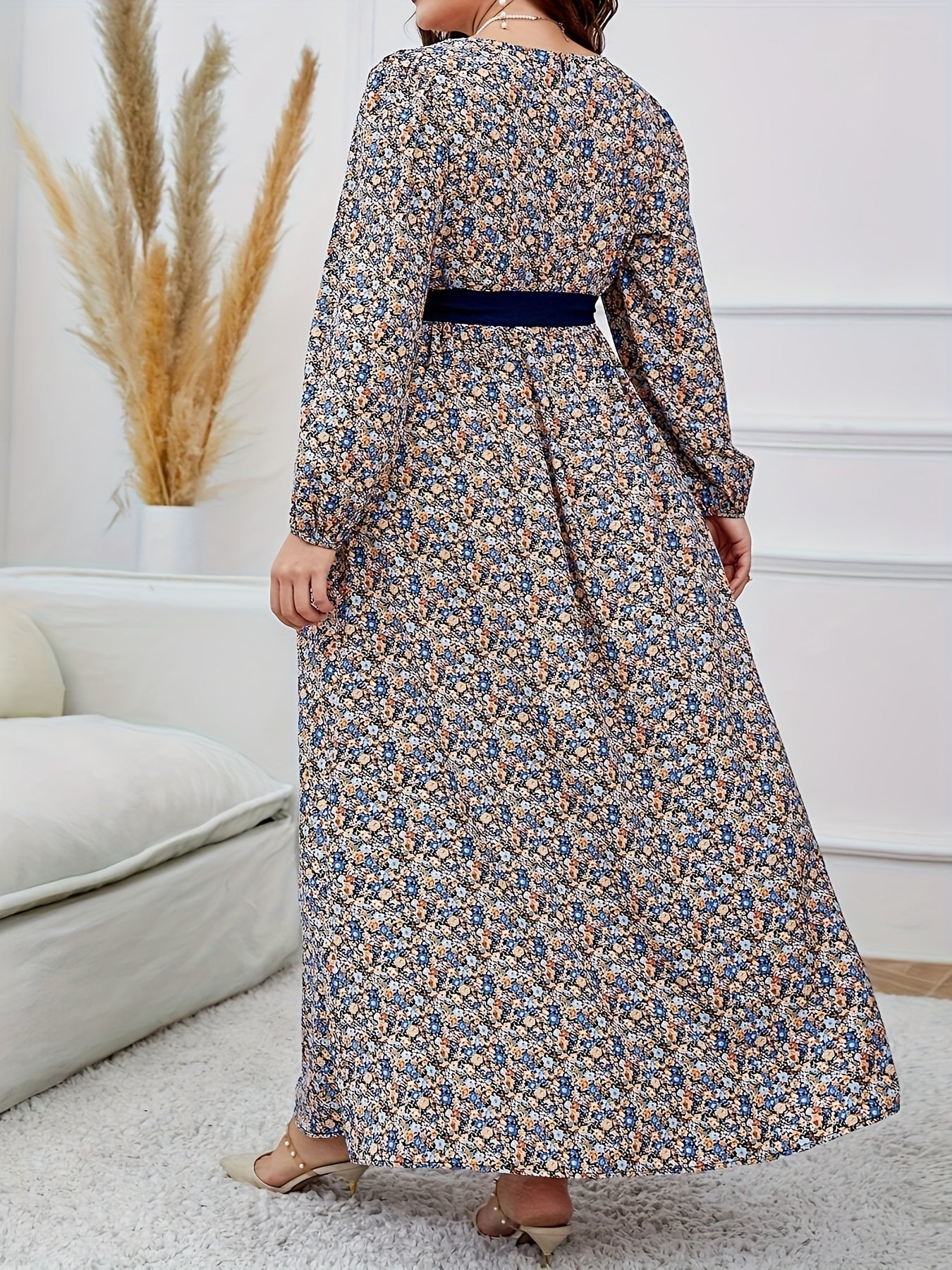 Платье миди с цветочным принтом для полных, с длинными рукавами, поясом и трапециевидным подолом для весны и лета