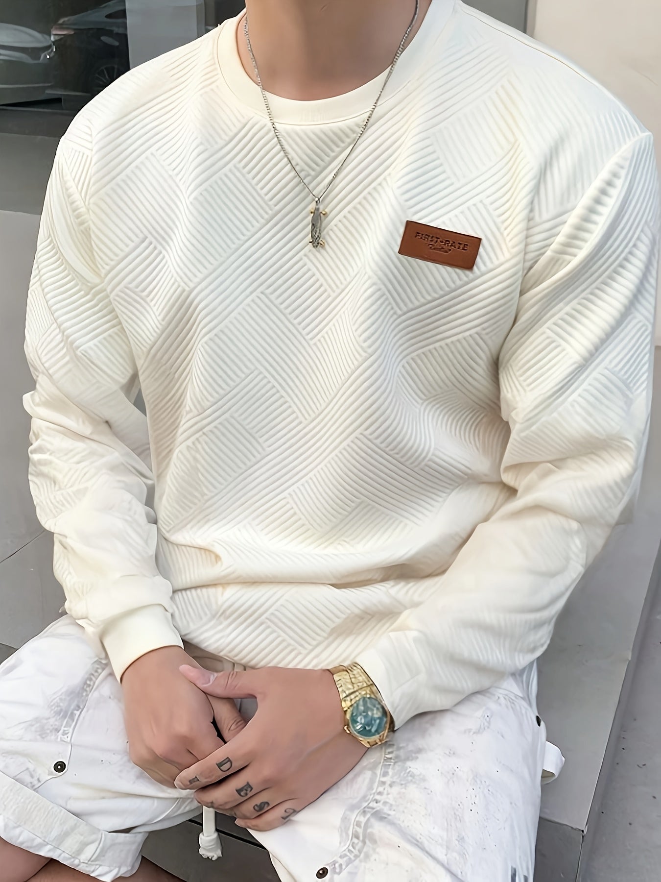 Erkaklar uchun tasodifiy sviter, yumshoq polyester materialdan, yumshoq bo'yin, uzun yenglar, gradient rang dizayni, chevron yamoq tafsiloti. Bahor va kuz uchun mos, mashinada yuvish mumkin.