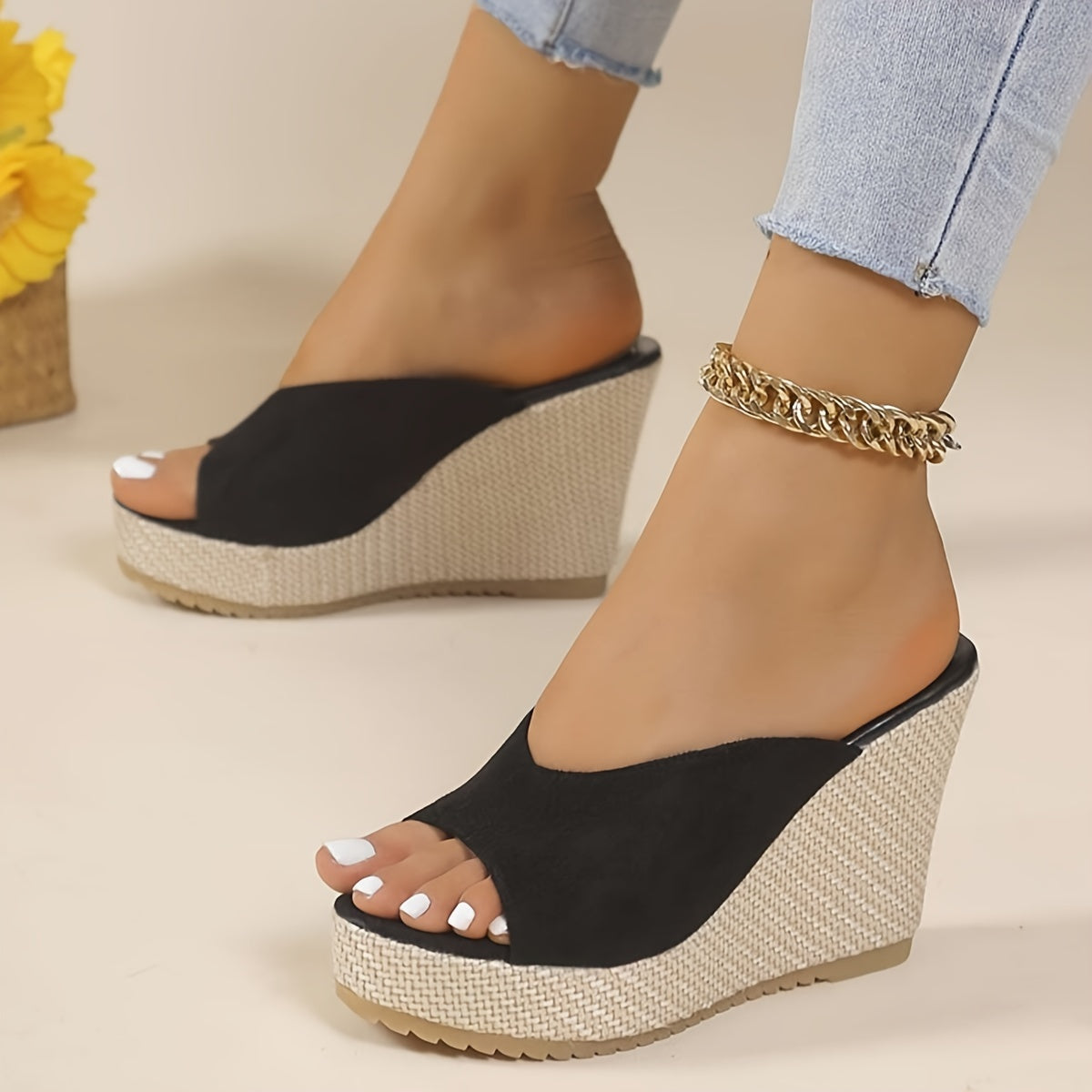 Ayollar uchun qora slip-on wedge sandallar, ochiq barmoq, baland tovon, qulay bilak tasmasi va to'qilgan dizaynli taglik - tasodifiy yozgi kiyimlar uchun mukammal.