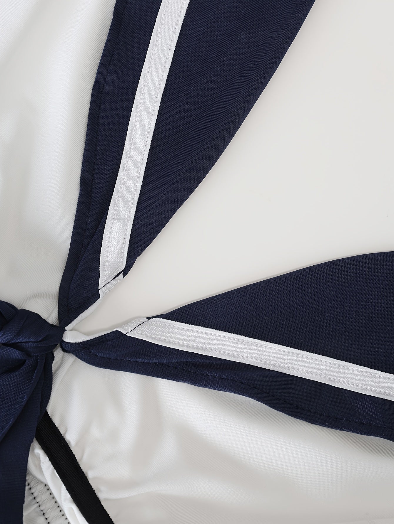 Jozibali ichki kiyim to'plami, yovvoyi rol o'ynash kostyumi, bo'yinbog'li ipli brassier va mini yubka.