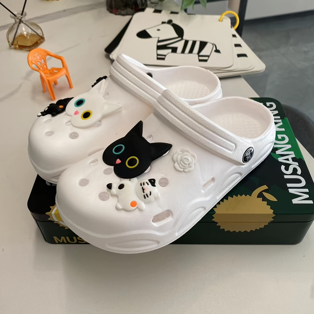 Женские пляжные туфли с милыми кошачьими украшениями, изготовленные из EVA-материала с нескользящей подошвой. Идеально подходят для пляжа, сада и домашней носки. Отличная идея для подарка на праздник. (Аксессуары не включены)