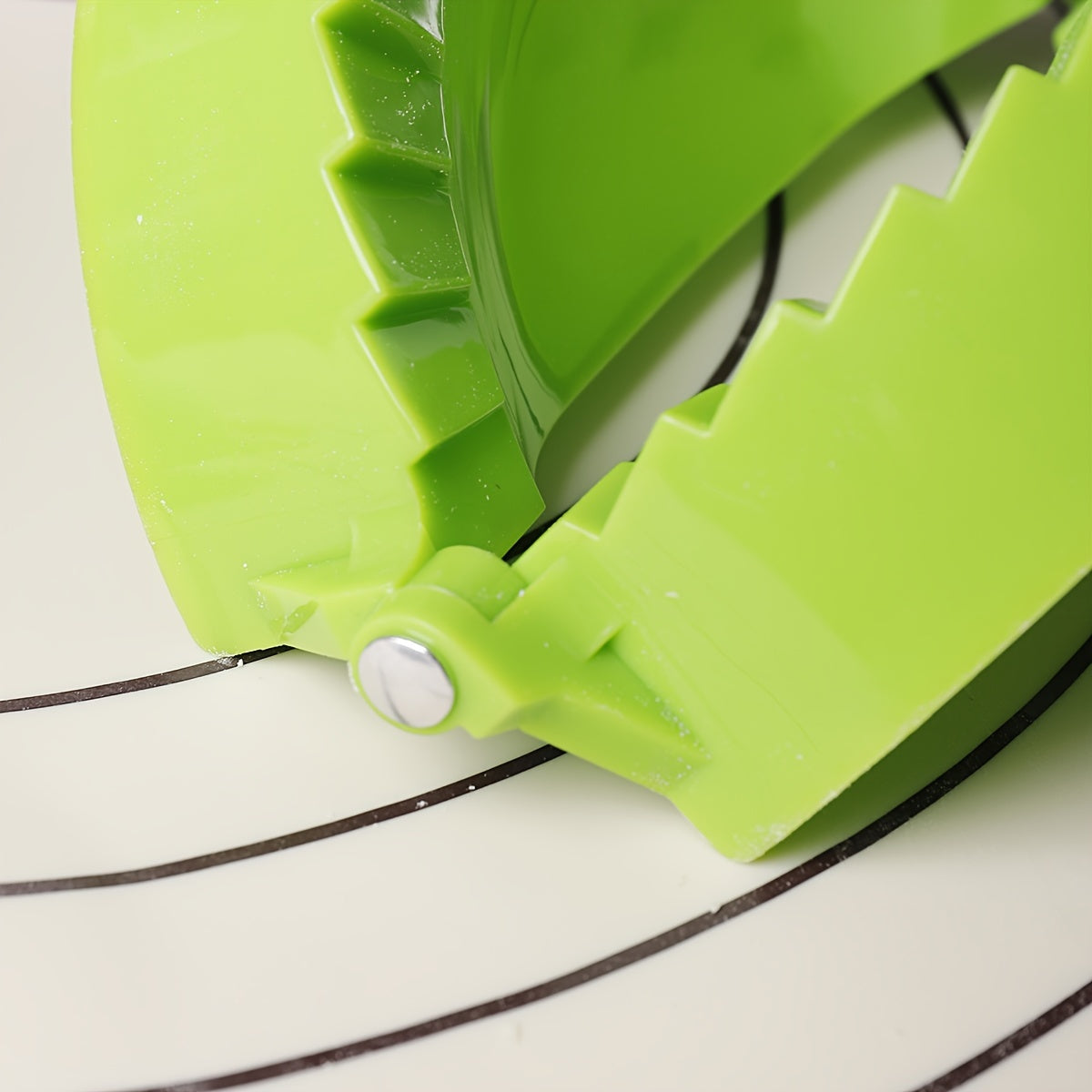 Одна часть пластикового пресса для пельменей, также известного как форма для пельменей или ручной обертки для пельменей. Этот универсальный кухонный гаджет также можно использовать как пресс для эмпанадас и он поставляется с кухонными аксессуарами.