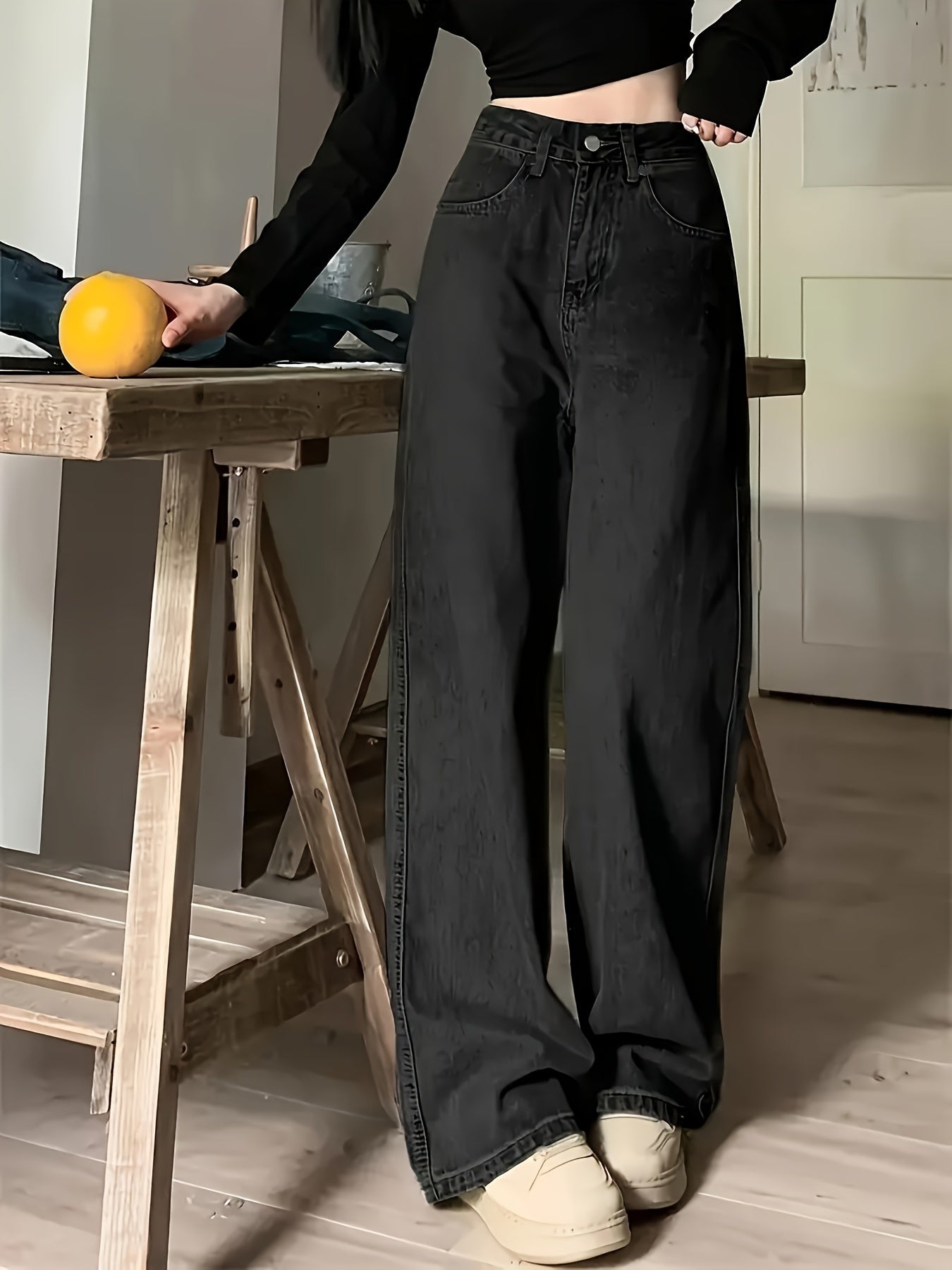 Ayollar uchun retro uslubidagi keng oyoqli, yirtilgan denim jinsi shimlar, fermuar tugmachali yopish.