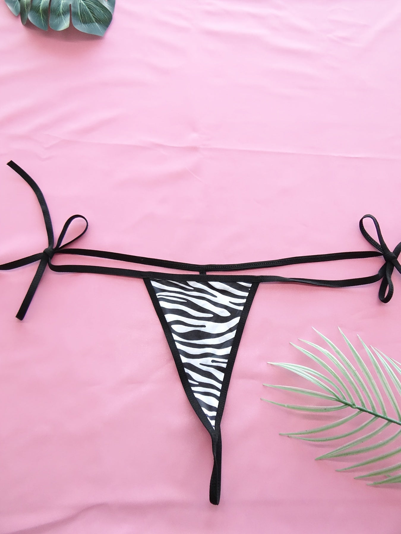 Ayollar uchun zebra naqshidagi bikini S/L o'lchamlarida, qulay moslikda.