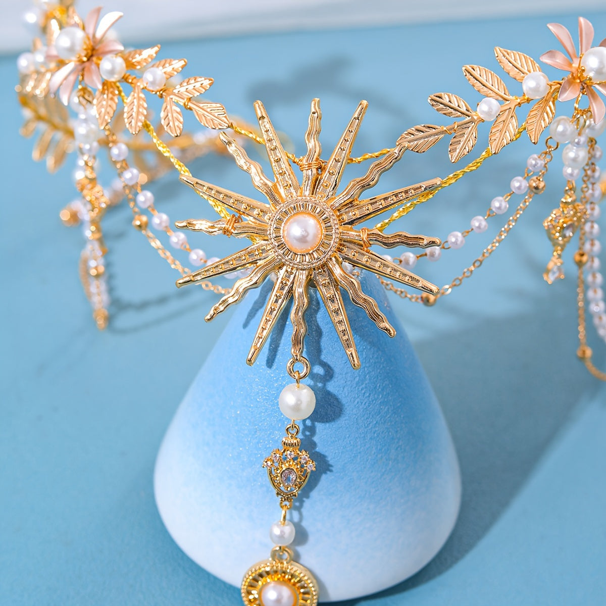 Qoʻlda tayyorlangan marjonli quyosh nuri bilan bezatilgan taqdirlar uchun quyosh gul va barg motivlari bilan taxt