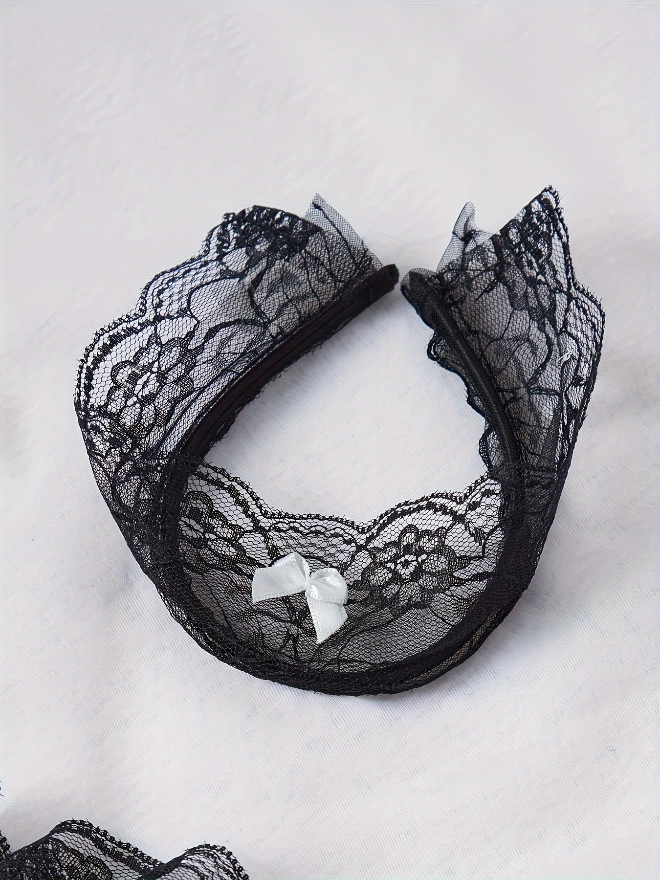 Ichki kiyim to'plami bodysuit, bilaguzuk va soch bog'ichidan iborat.