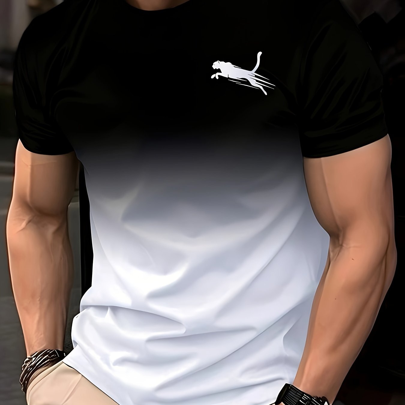 Erkaklar uchun geometrik naqshli yumshoq polyester to'qima matodan tayyorlangan crew neck futbolka, shaffof emas.