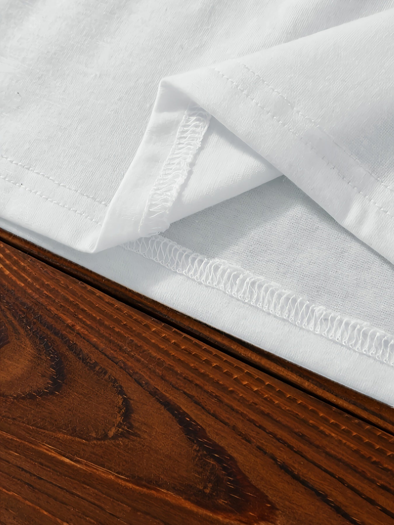 Yozgi kiyim uchun ideal bo'lgan, sut choyi donut yulduz naqshiga ega oq qisqa yengli bluzka.