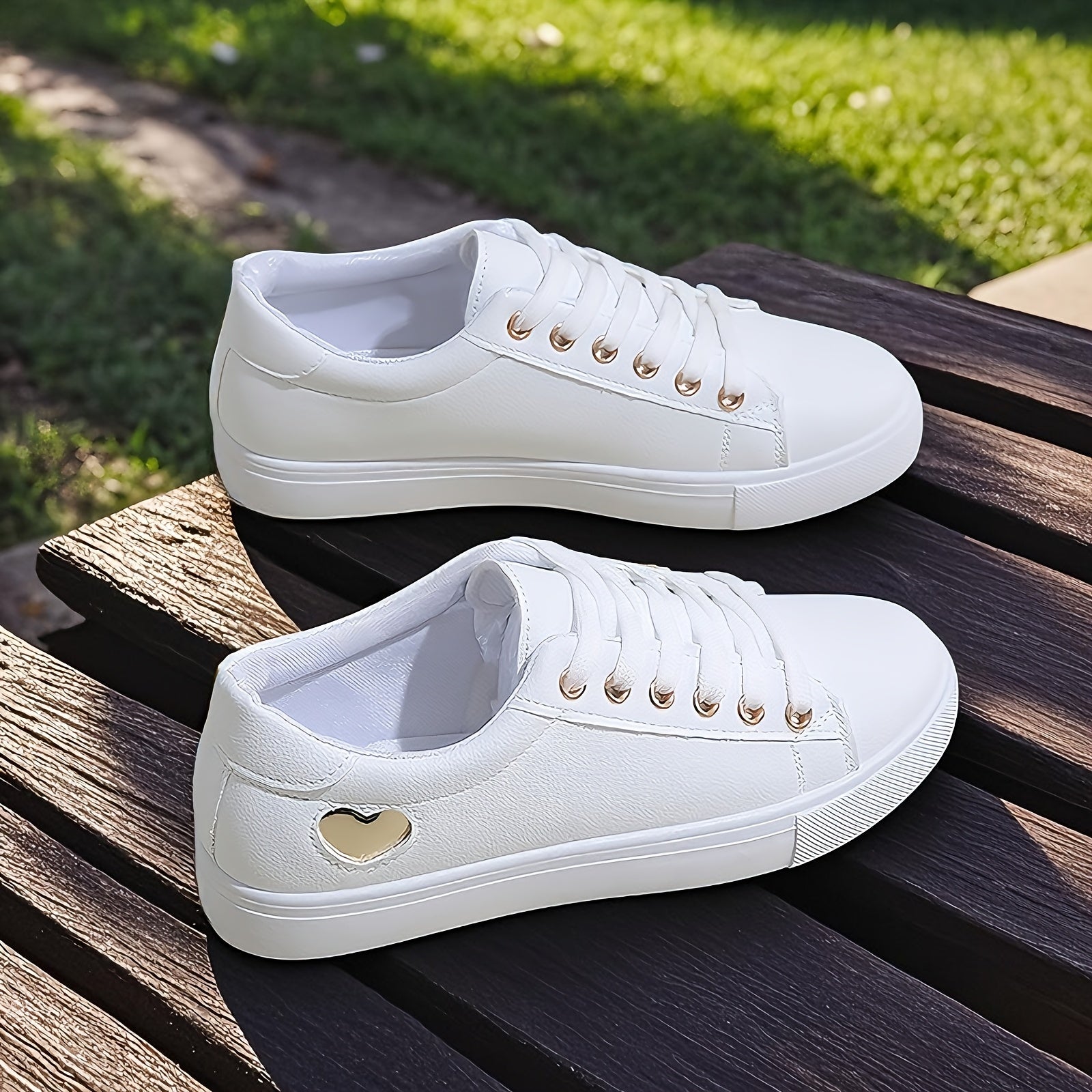 Zapatillas ligeras de mujer de caña baja con detalles en remaches dorados y suela de goma acolchada