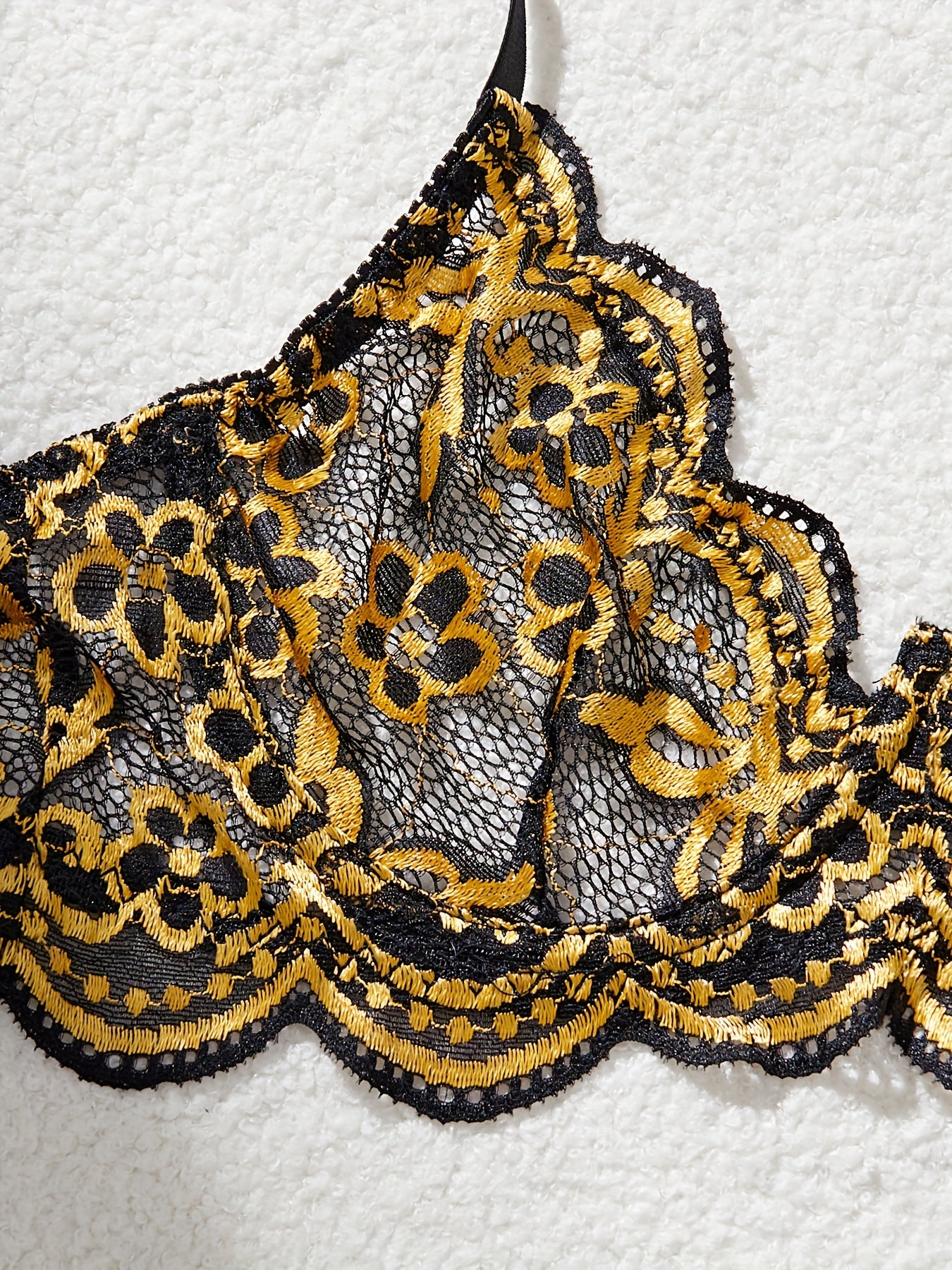 Ayollar uchun kontrast ranglarga ega qora va oltin liboslar to'plami