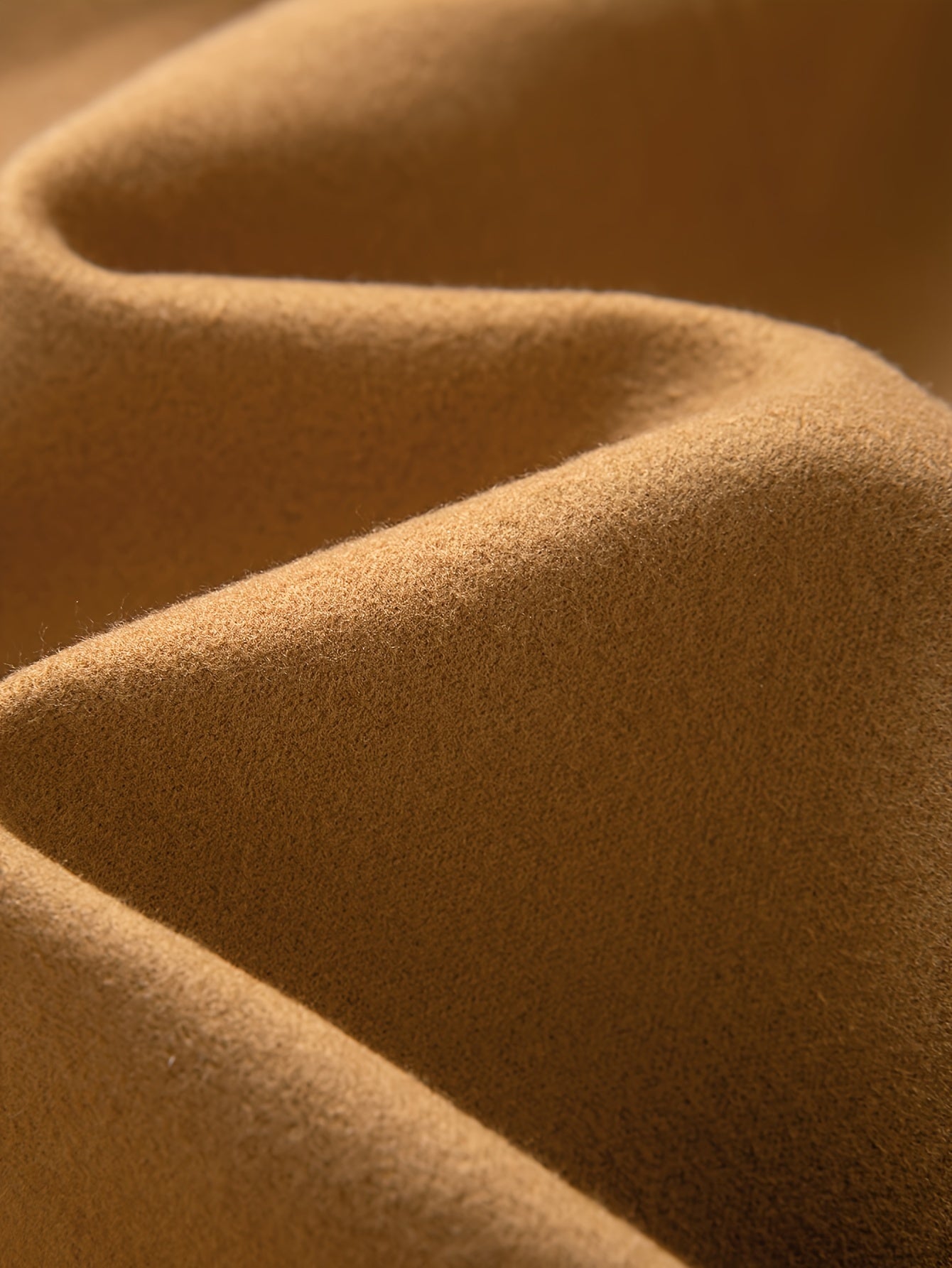 Erkaklar uchun klassik flis blazer, notch yaka, qiyshiq cho'ntaklar bilan, kuz/qish mavsumida tasodifiy va biznes kiyimlari uchun ideal. Teriga do'st, mustahkam material.