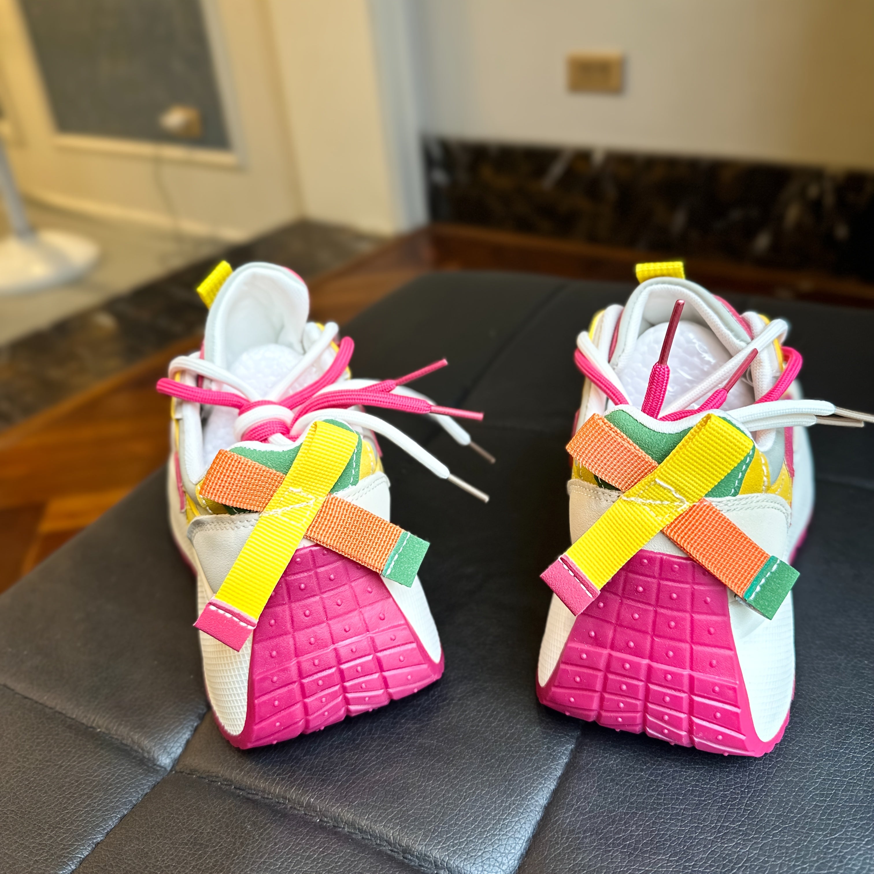 Ayollar uchun nafas oladigan tarmoq yozgi kundalik sport krossovkalar oq qalin kauchuk taglik