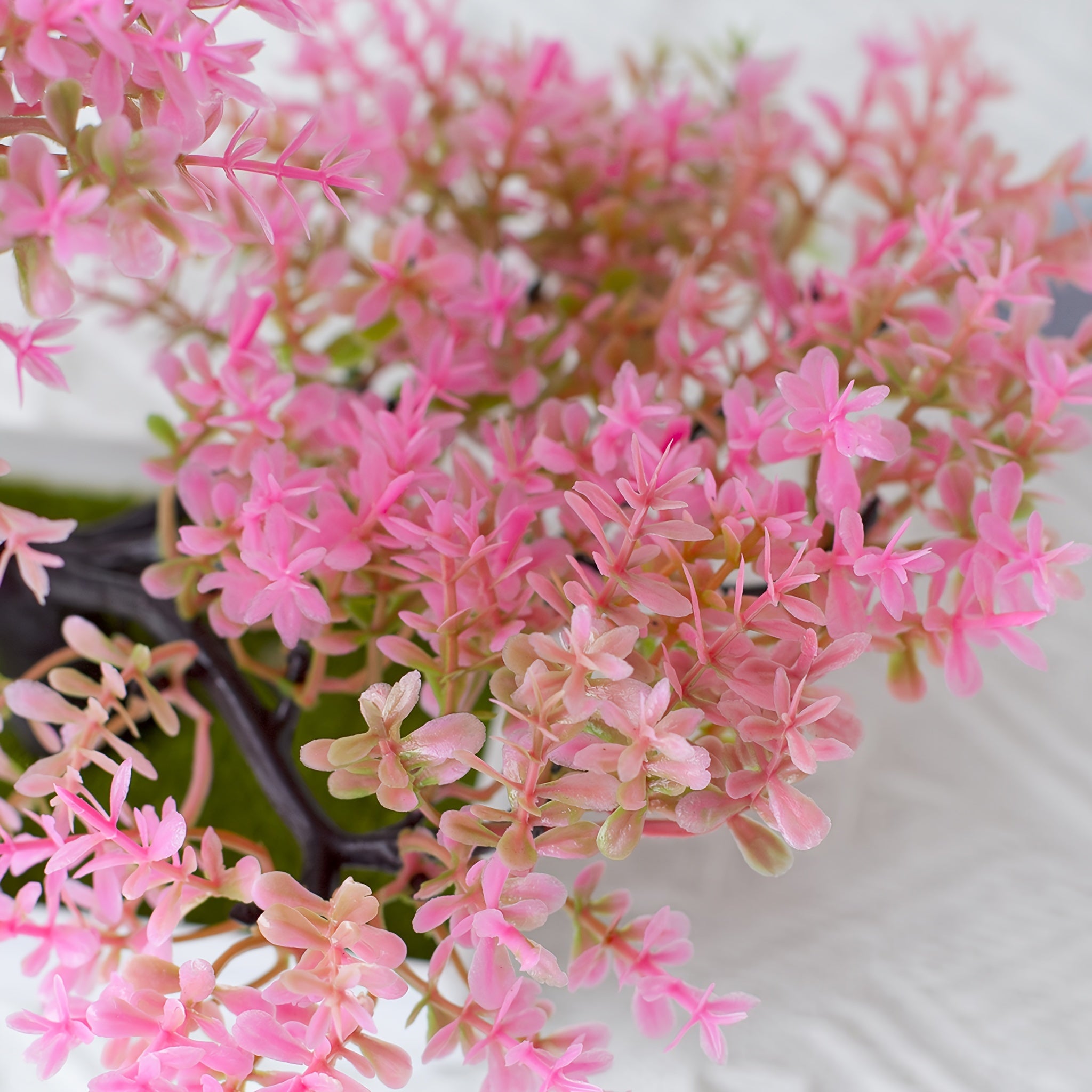 Kichik plastik bonsai ulgurji savdoga, haqiqiy ko'rinishda, uy bezatish uchun mukammal.