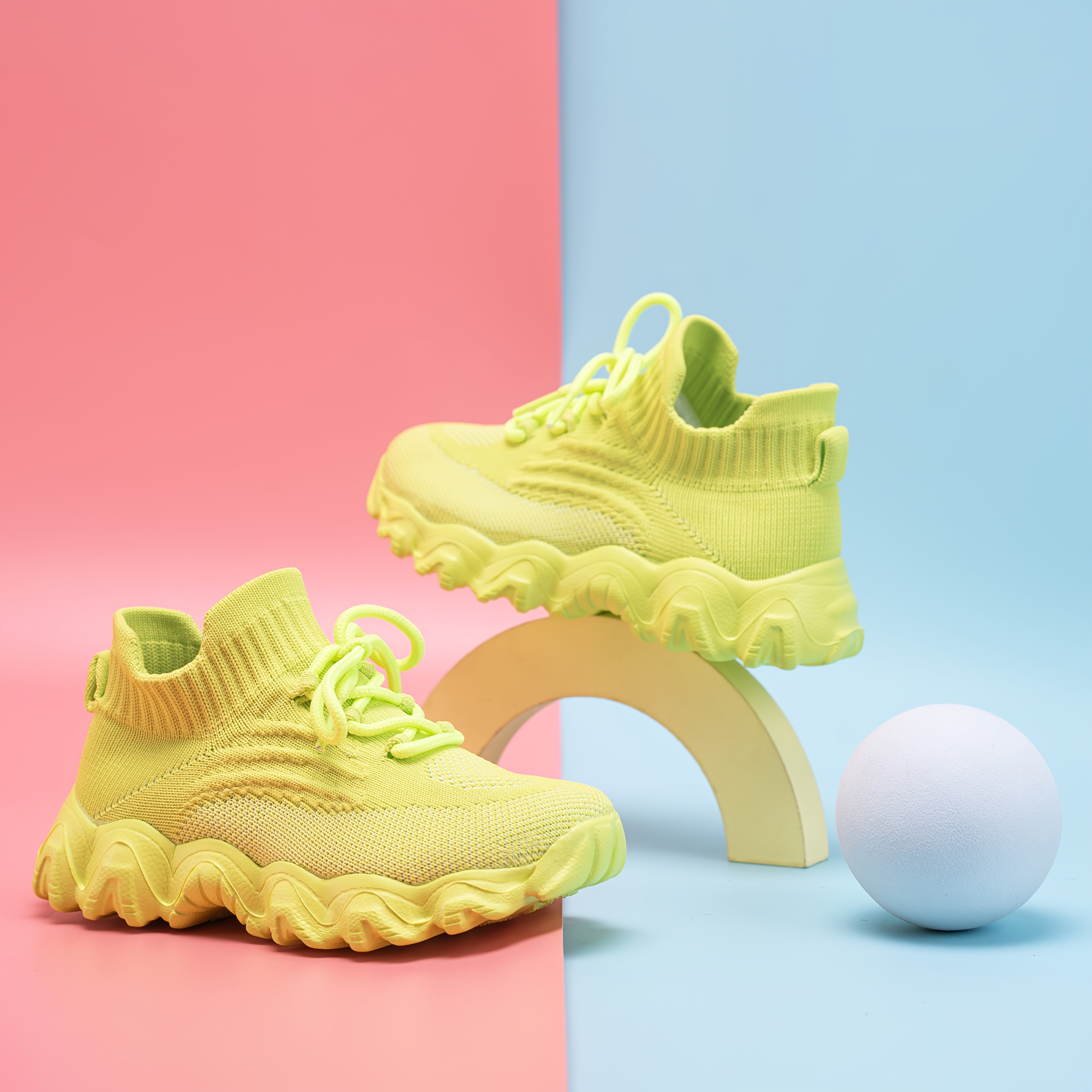 Qizlar uchun nafas oladigan to'qilgan tarmoq krossovkalari, turli ranglarda, ochiq havoda o'ynash va tasodifiy kiyimlar uchun mukammal. Sirpanmaydigan EVA taglik, engil dizayn.