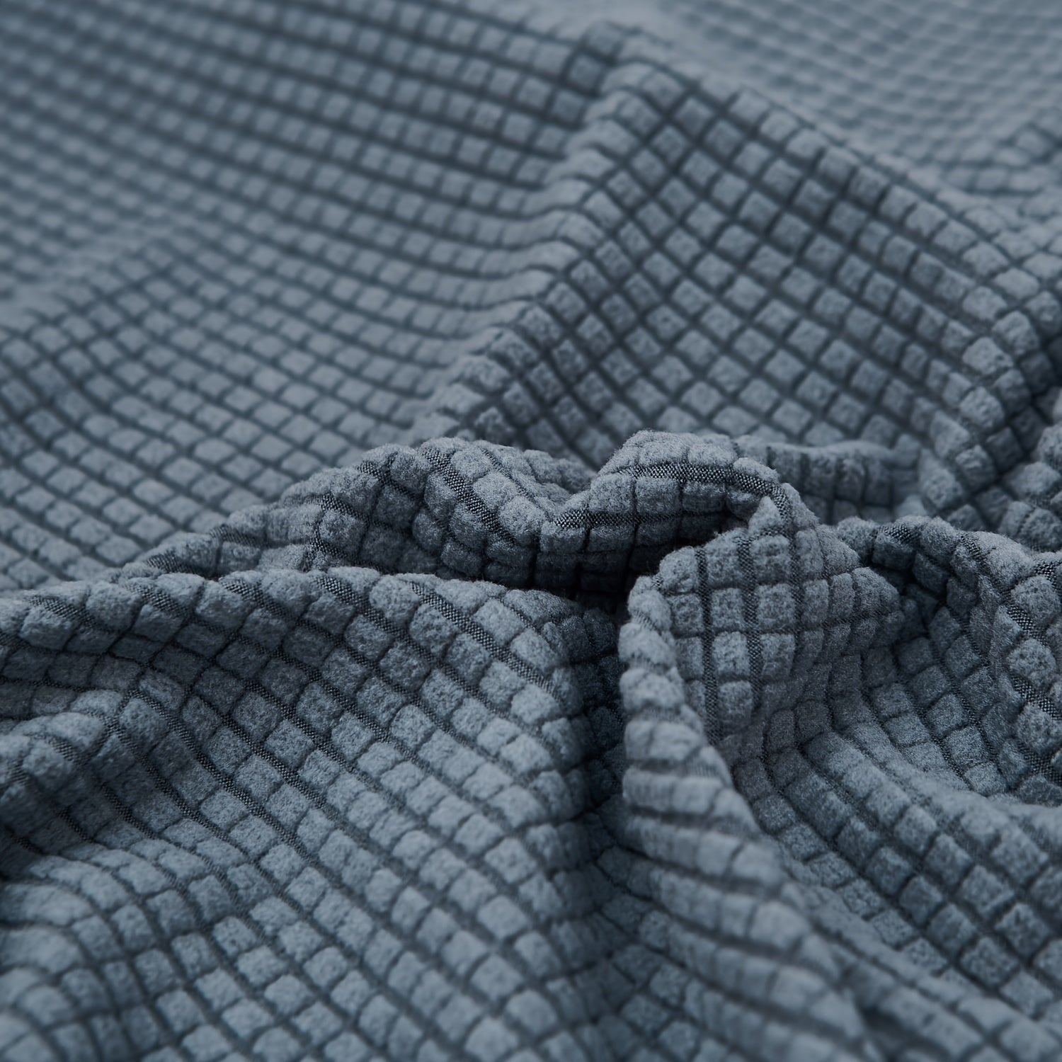 Надежный чехол для дивана защищает мебель от пролитий и пятен.