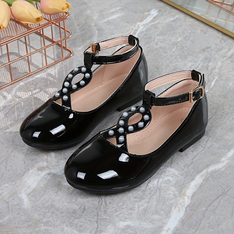 Zinati qora malika poyabzallari, marosimlar va ochiq havoda faoliyatlar uchun mukammal, marjonli bezaklar bilan.