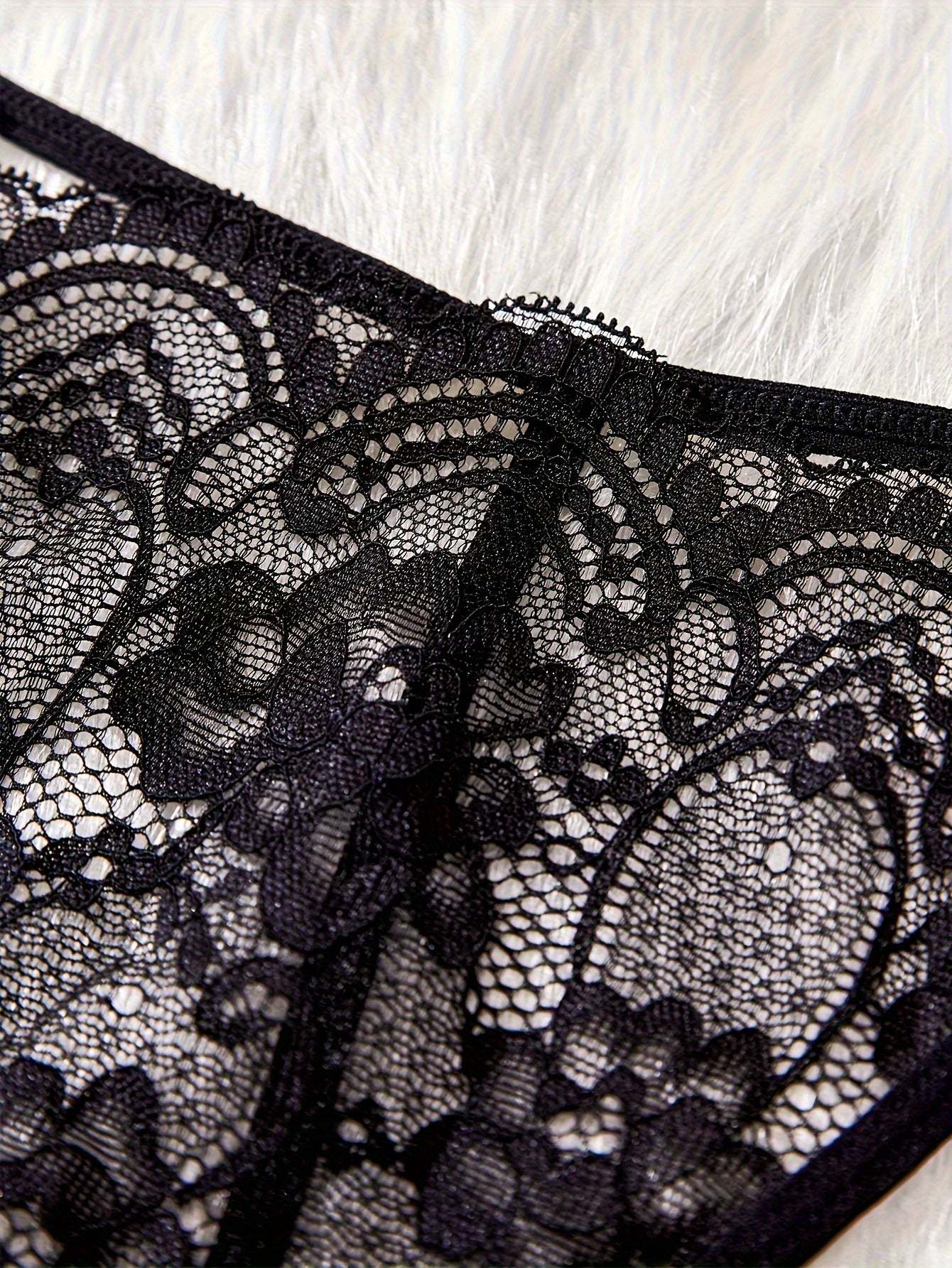 Pastki qismida joylashgan va ingichka tasmalari bilan bezatilgan, jozibali uslub uchun ipli thong.