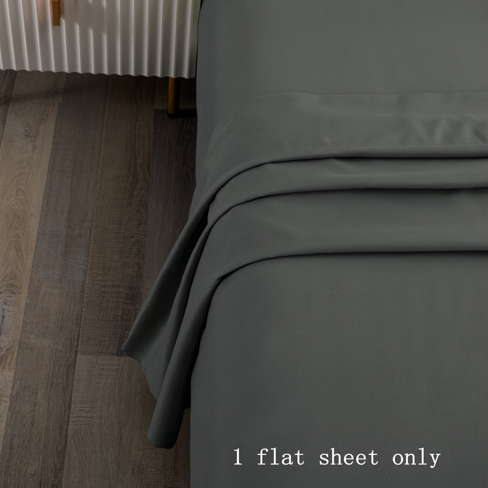 Yumshoq va hashamatli 100% mikrovoloknali tekis varaq, bir rangda va cho'tka qoplamasi bilan - Oson parvarish qilish uchun mashinada yuviladigan material, har qanday yotoqxona yoki mehmonxonaga mos keladi.