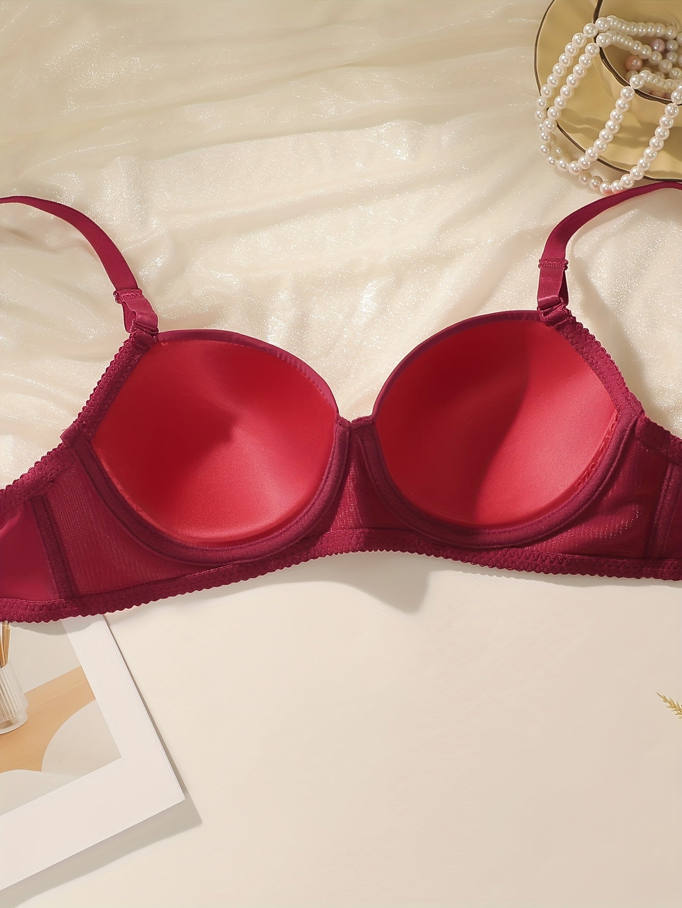 Женский комплект из 2 предметов: бесшовный бюстгальтер с пуш-ап эффектом и трусики с поддержкой на косточках. Изготовлен из дышащей смеси нейлона и эластана. Включает черный и бордовый стили. Можно стирать вручную.