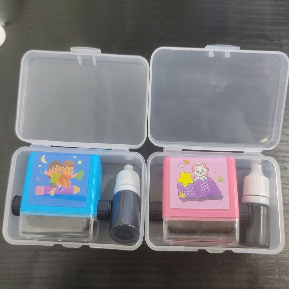 Bolalar, o'qituvchilar va ota-onalar uchun matematik muhrlar to'plami - qayta ishlatiladigan va qizil/ko'k dizaynda ixcham.