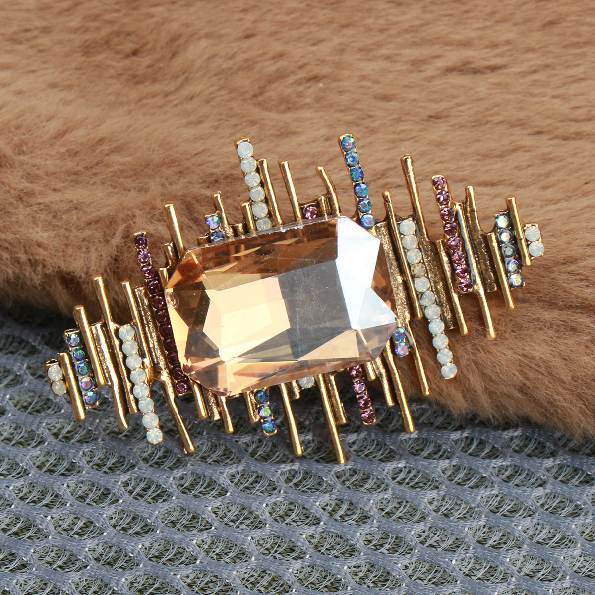 Vintage Style Brooch with Irregular Stripes for Quirky Fashion Accessory