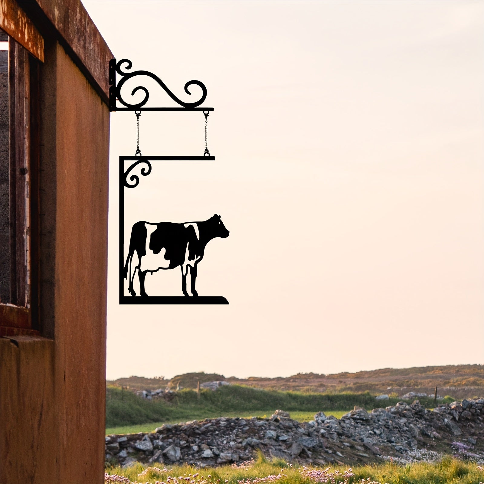 Uyingizning yashash xonasi, yotoq xonasi, balkon yoki hovlisini ushbu noyob Ferma Sigir Darvoza Belgisi bilan bezang. Ushbu g'ayrioddiy sigir devor bezaklari bilan joyingizga ijodkorlik va joziba qo'shing.