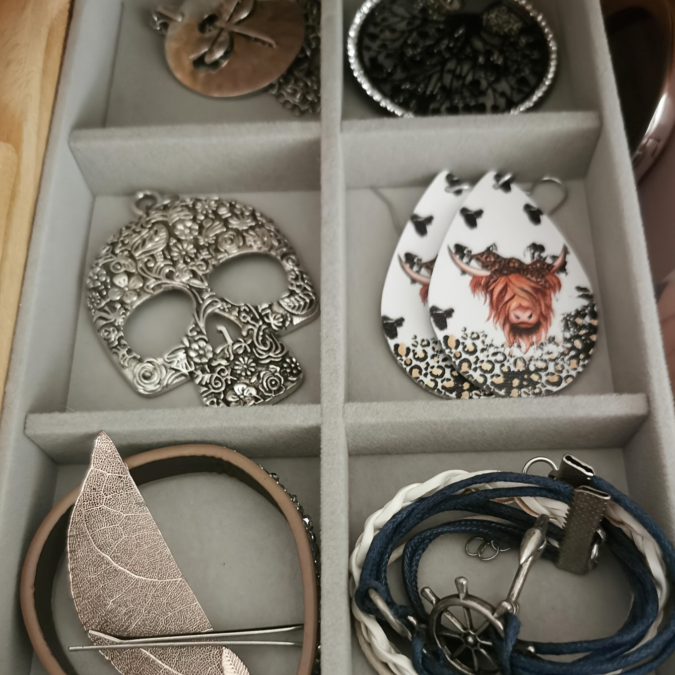 Zargarlik buyumlarini ko'rsatish uchun stol usti saqlash uchun taxta, quloq taqichlari, uzuklar va bilaguzuklar uchun