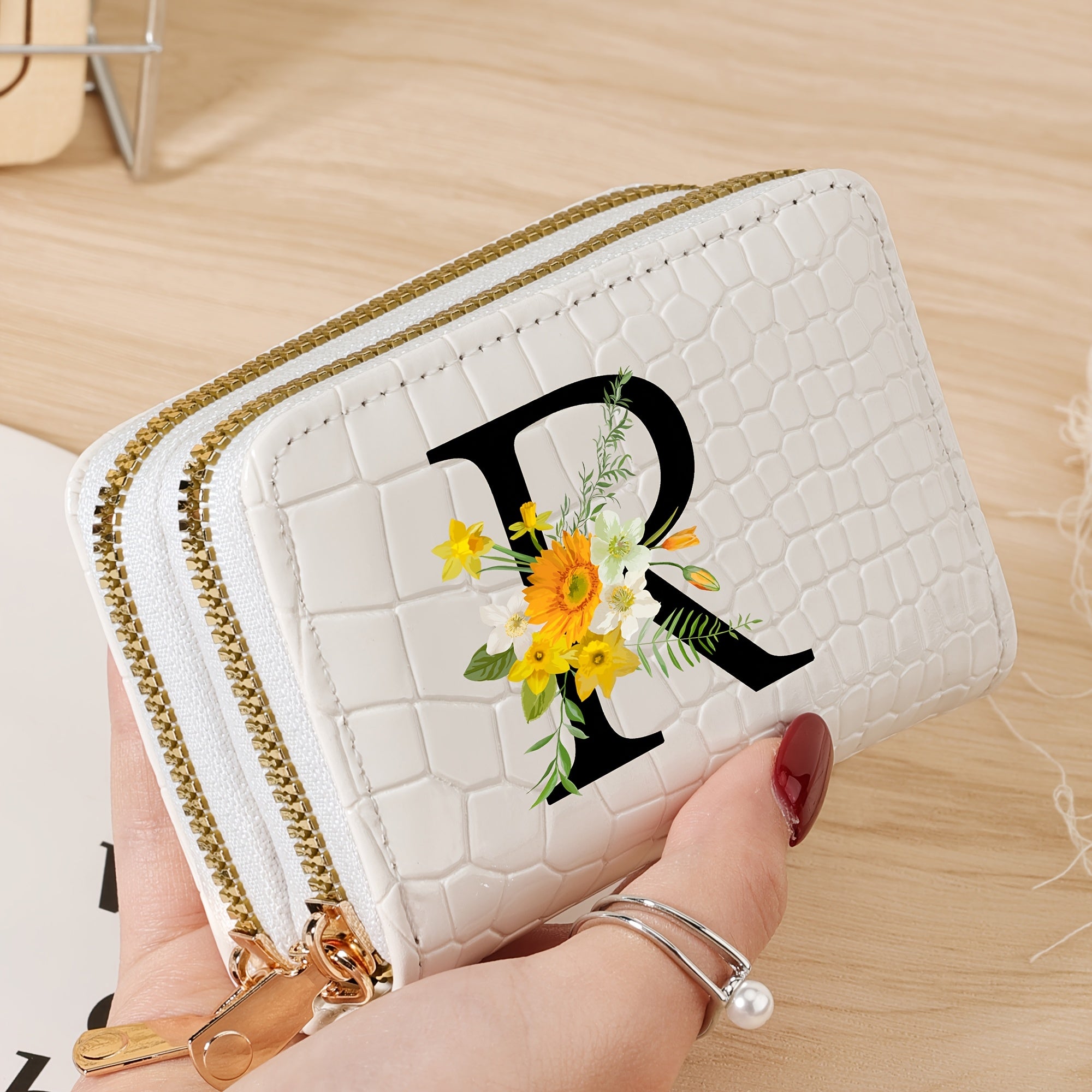 Bir nechta slotlari va zamonaviy fermuari bo'lgan mustahkam kredit karta saqlash sumkasi, maktab, yotoqxona va maktabga qaytish uchun zarur bo'lgan buyumlar uchun.