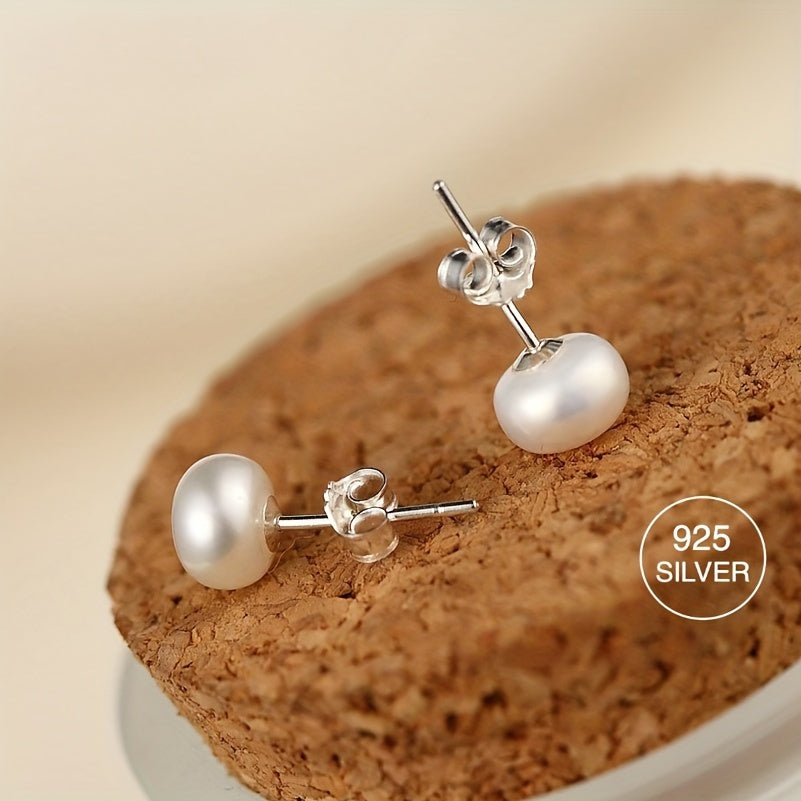 S925 Silver Stud Earrings with Natural Freshwater Pearls - Kundalik kiyim yoki maxsus tadbirlar uchun nozik va ko'p qirrali tekis dumaloq marvaridli studlar