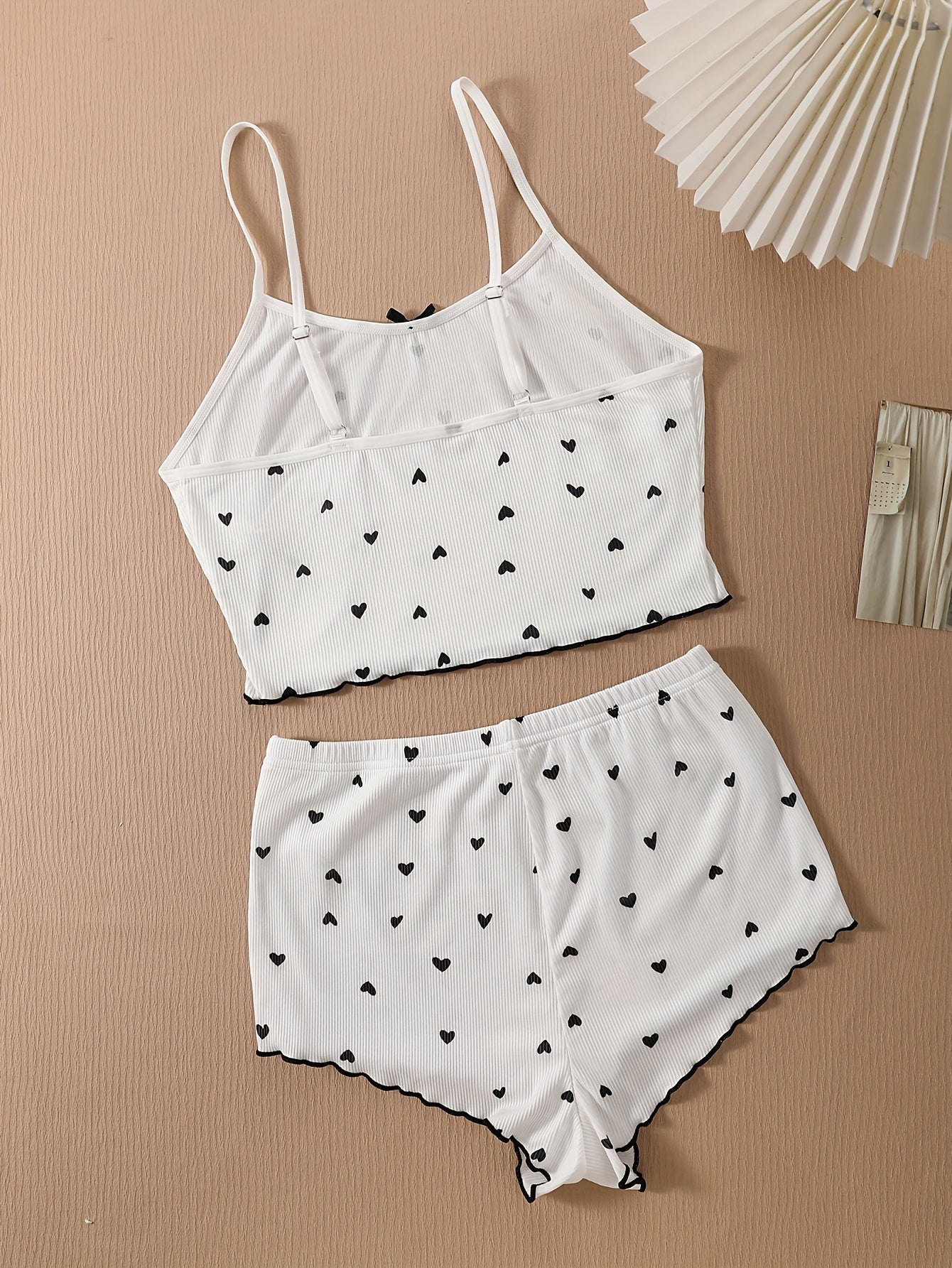 Комплект бюстгальтера на бретелях и трусиков с принтом для женского нижнего белья.