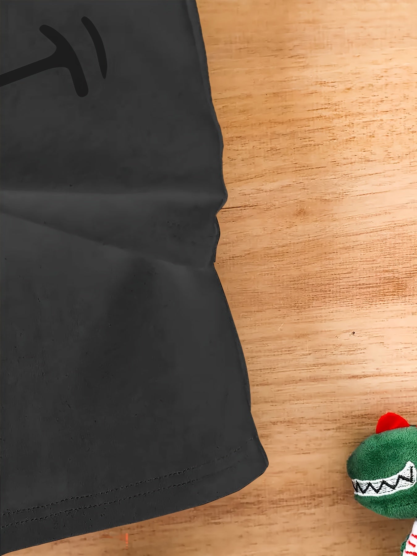 Erkaklar uchun mashinada yuvilishi mumkin bo'lgan novator grafik futbolka, 3D dizayn va krujka bo'yin bilan.