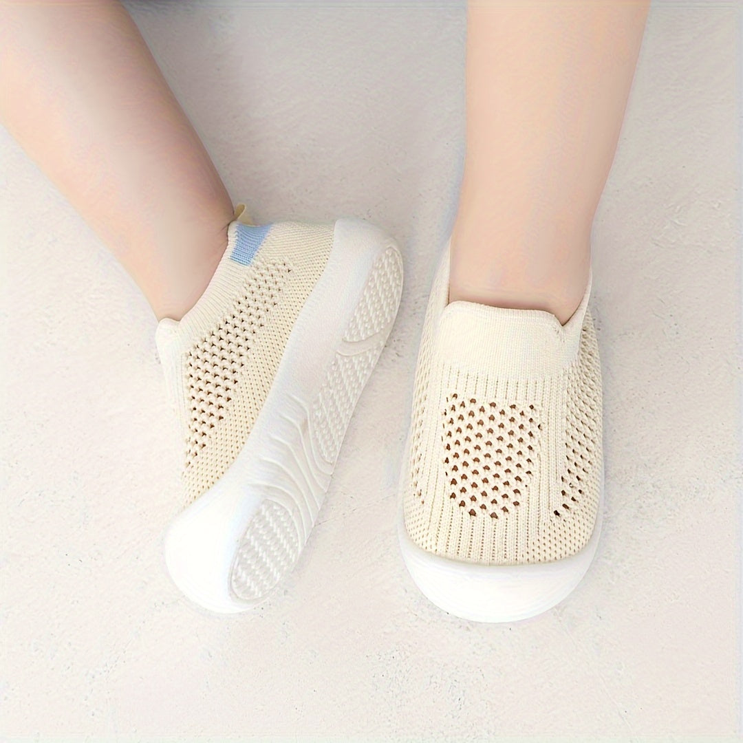 2025 yil yozgi yangi nafas oladigan to'rli bolalar poyafzallari, yumshoq sirpanmaydigan taglik bilan, 0-24 oylik bolalar uchun bir nechta ranglarda mavjud.