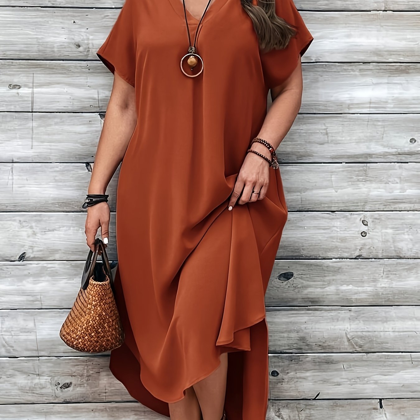 Ayollar uchun kattaroq o'lchamli V-shaklli tishli to'qima kechki kiyim, qisqa qo'lli polyester