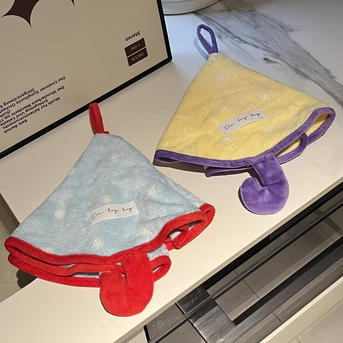 Kichik soyabonlar uchun devorga o'rnatiladigan marvarid velur qo'l sochiq