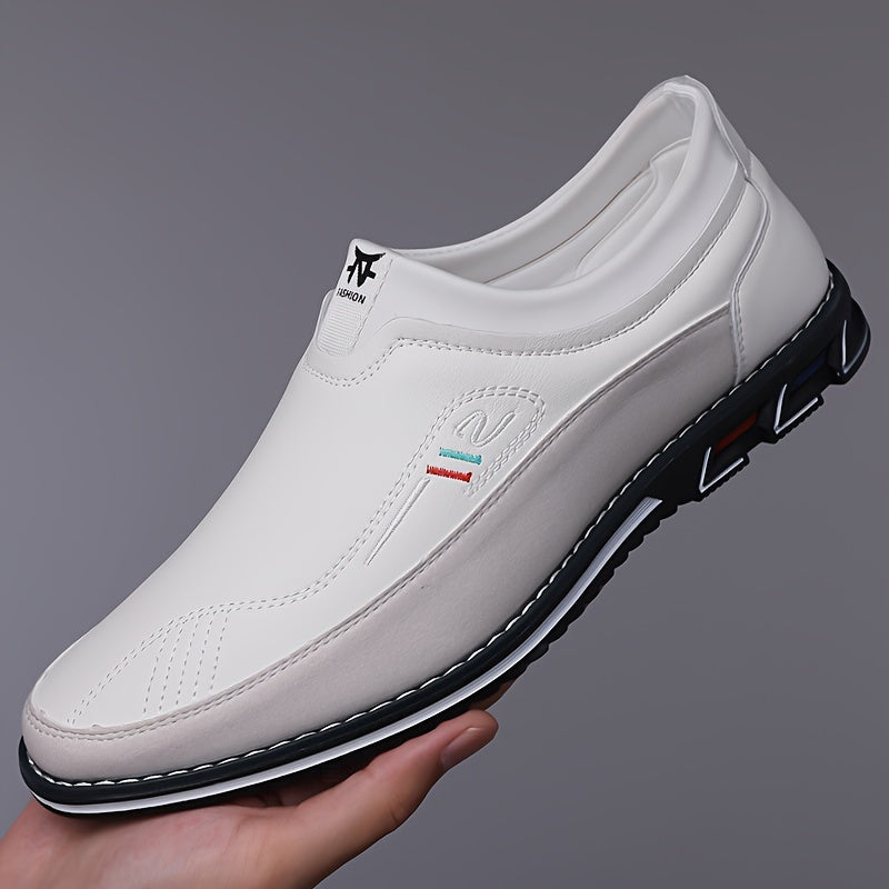 Erkaklar uchun rangli blokli slip-on loafer poyabzallari, qulay, sirpanmaydigan kauchuk taglik bilan, ochiq havoda faoliyatlar uchun mukammal.