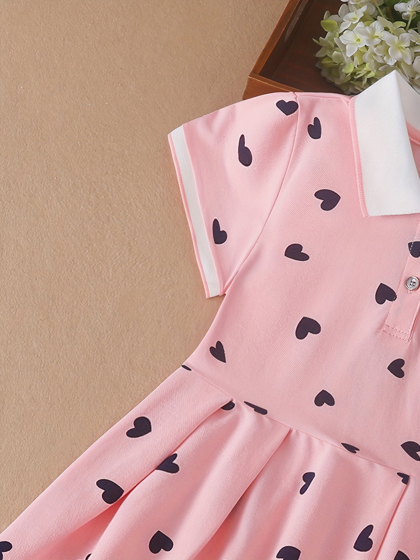 Qizlar uchun yozgi paxta aralashmatali ko'ylak, yurak naqshi, qisqa yenglar va tizzagacha - chiqishlar va maktab tadbirlari uchun mukammal.