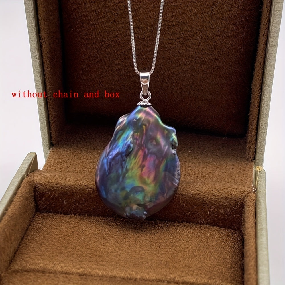 Qora va ko'k barokko dizayni bilan inlay qilingan uzun tangali tekis tabiiy shirin suv marvaridi pendant, taxminan 24mm o'lchamda. Quti yoki zanjir bilan kelmaydi. Rangiga ko'ra kumush.