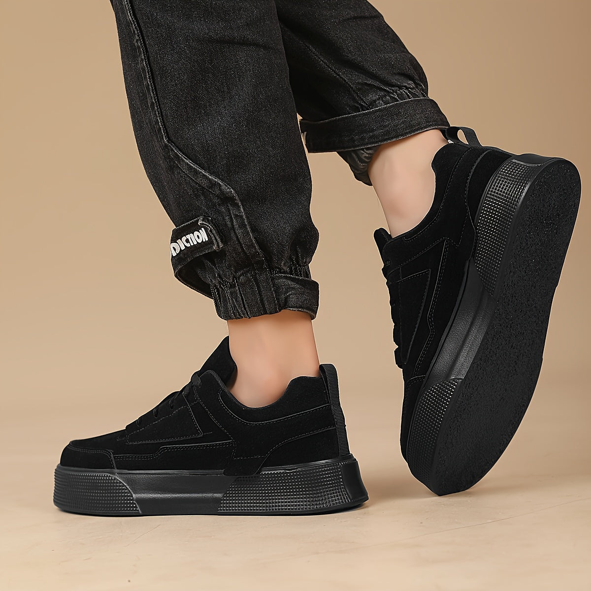 Men's Gray Low-Top Skate Shoes with Thick Sole and Lace-Up Closure