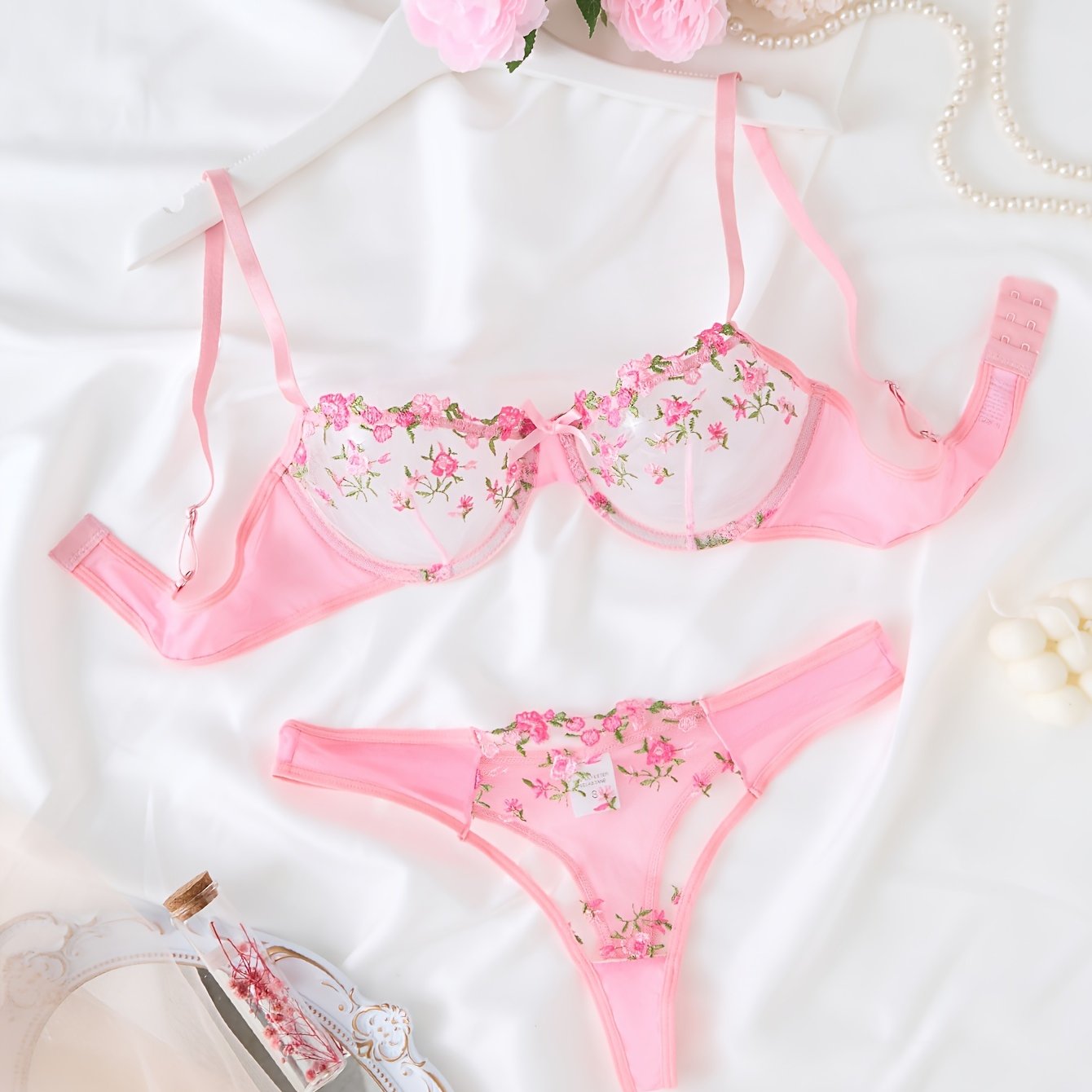 Gul naqshli to'qima kamzul va thong to'plami, Ayollar uchun jozibali ichki kiyim