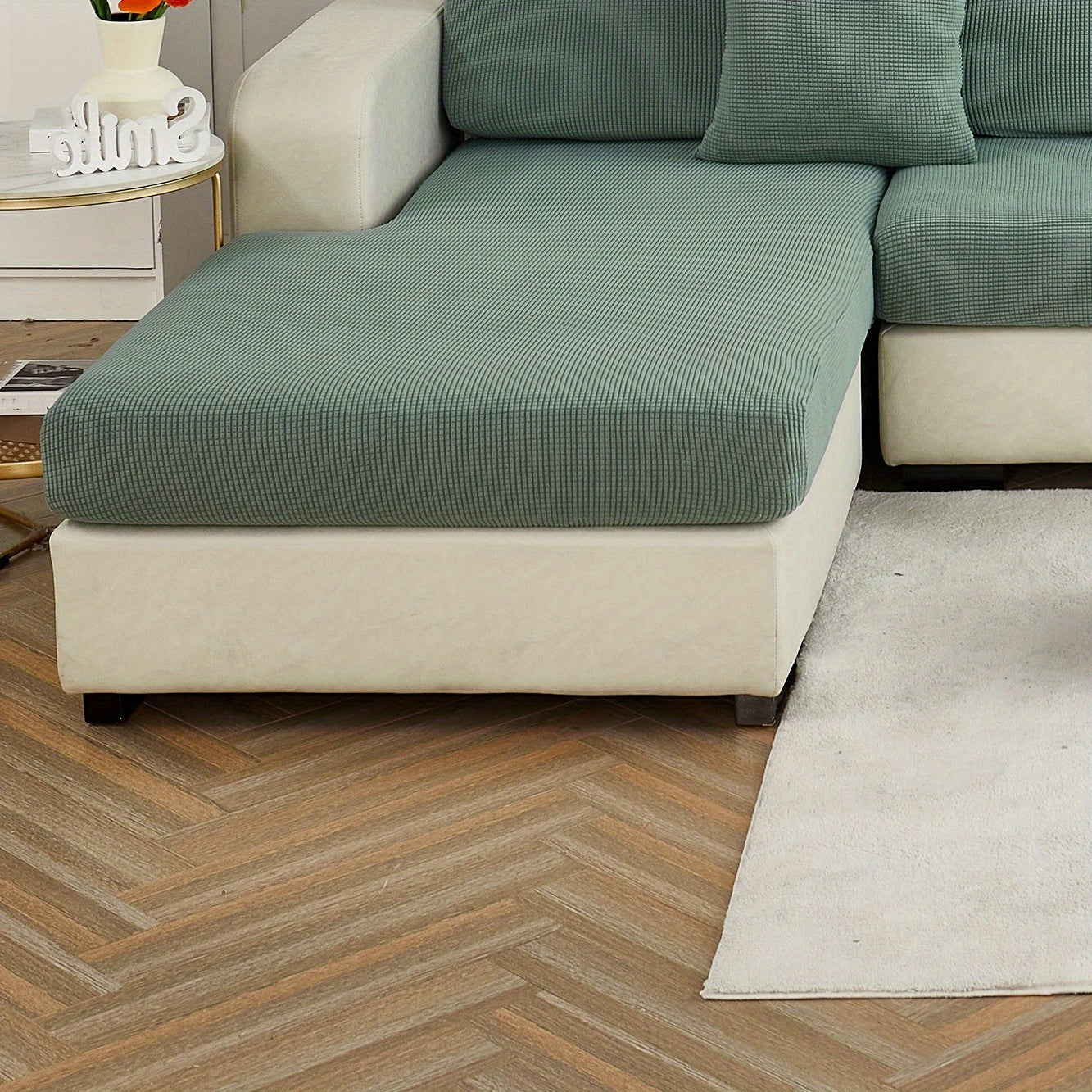 Надежный чехол для дивана защищает мебель от пролитий и пятен.