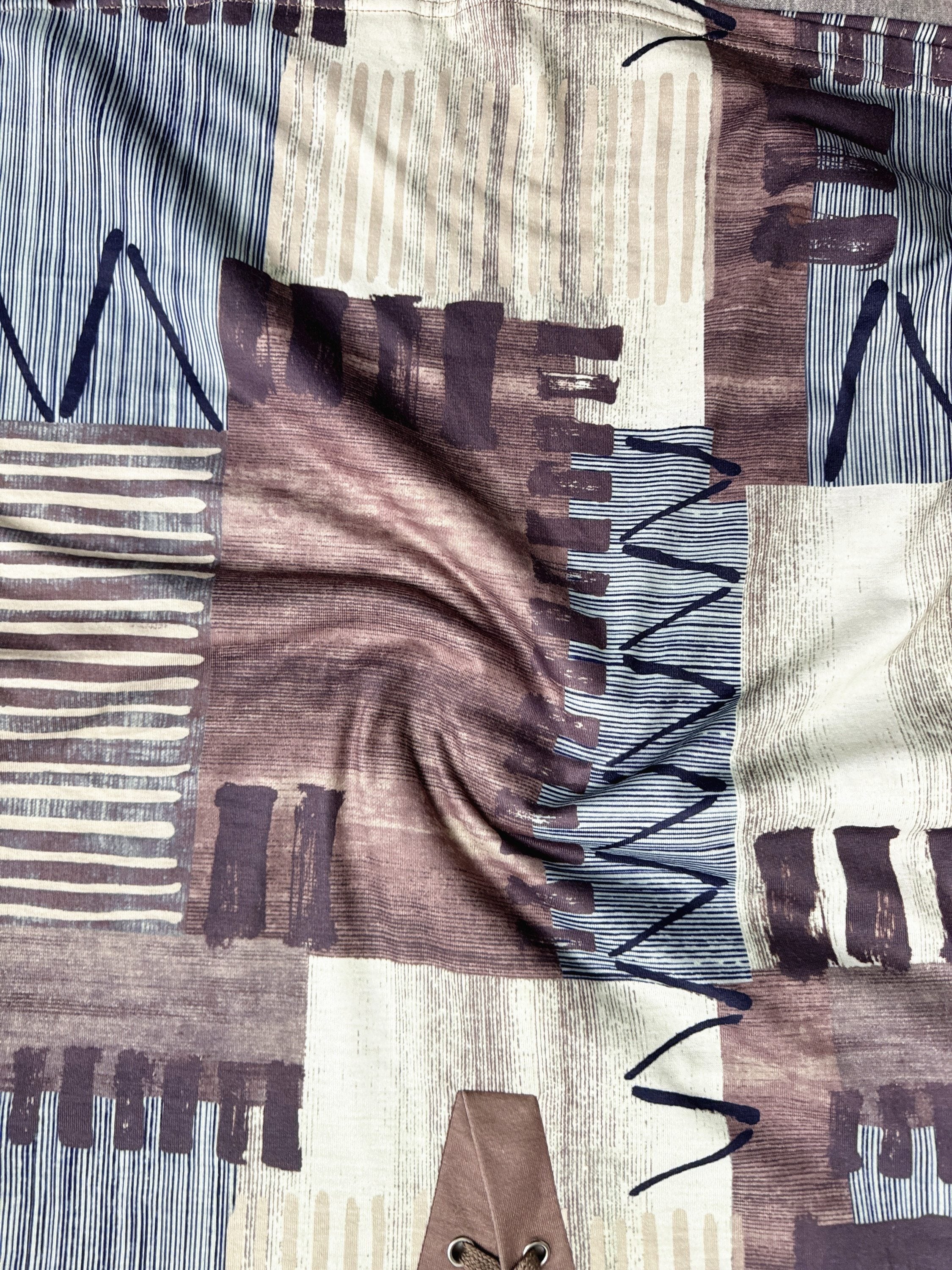 Women's Casual Geometric Print T-Shirt with V-Neck and Lace-Up Detail