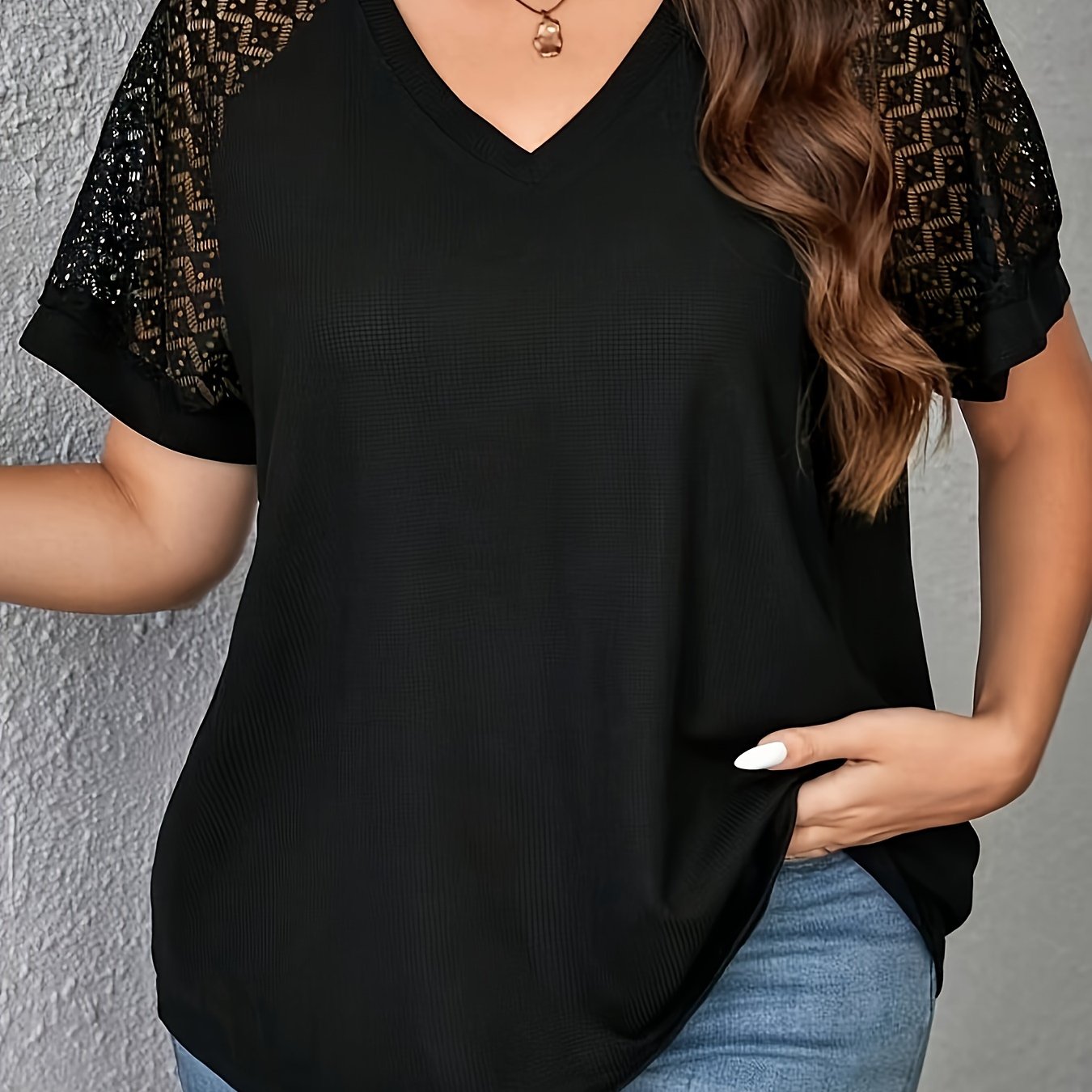 Ayollar uchun zamonaviy V-shaklidagi dantel paneli T-ko'ylagi - Bir rangli, Polyester to'qima, Qisqa yengli tasodifiy yuqori kiyim bahor/yaz uchun