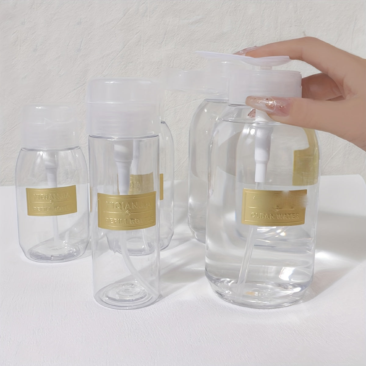 Tirnoq bo'yog'i yoki makiyajni olib tashlovchi vositani tarqatish uchun mo'ljallangan portativ bosish orqali bo'sh idish.