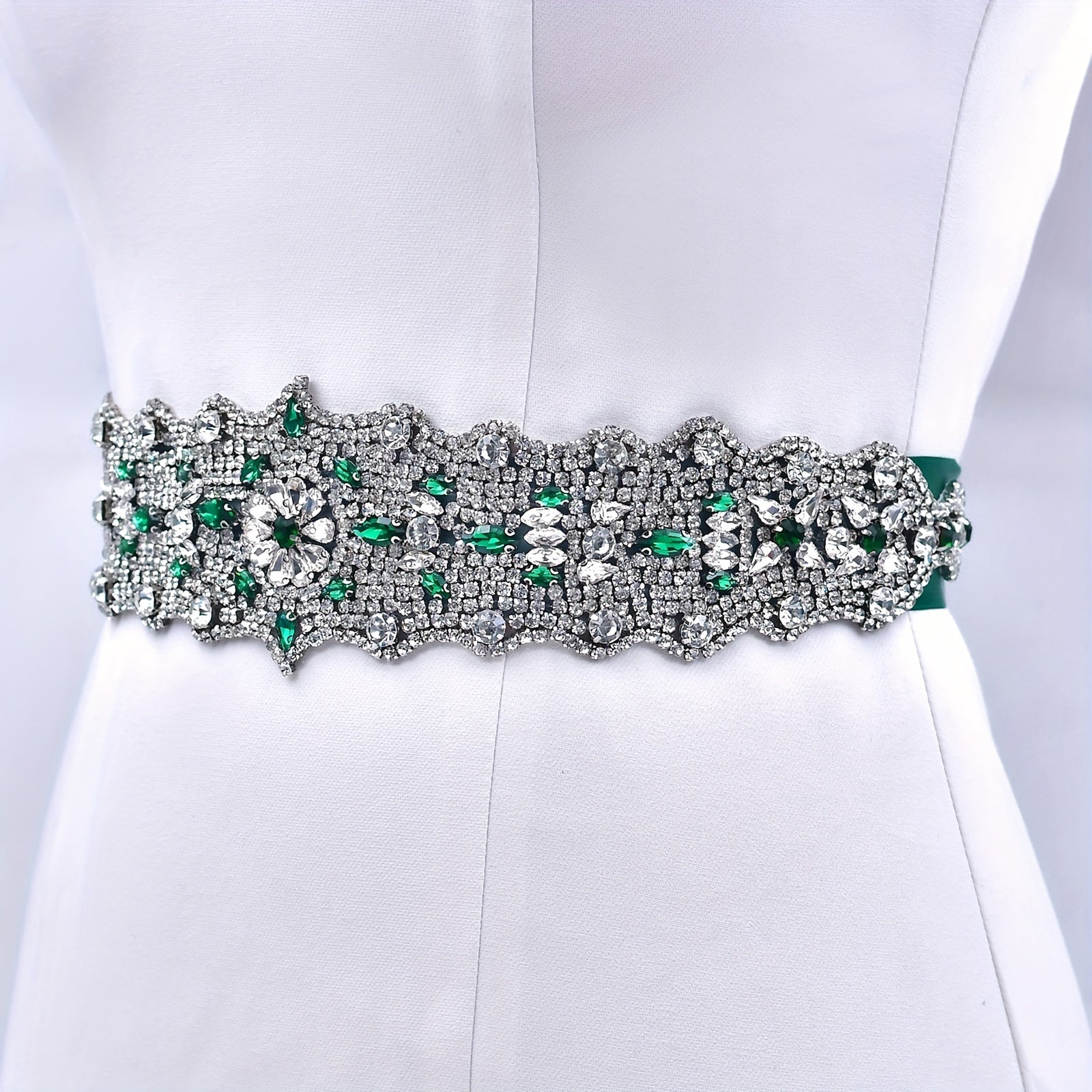 Uzun rhinestone belbog'i va yashil lenta bilan belbog'li to'y yoki bal kostyumlari uchun