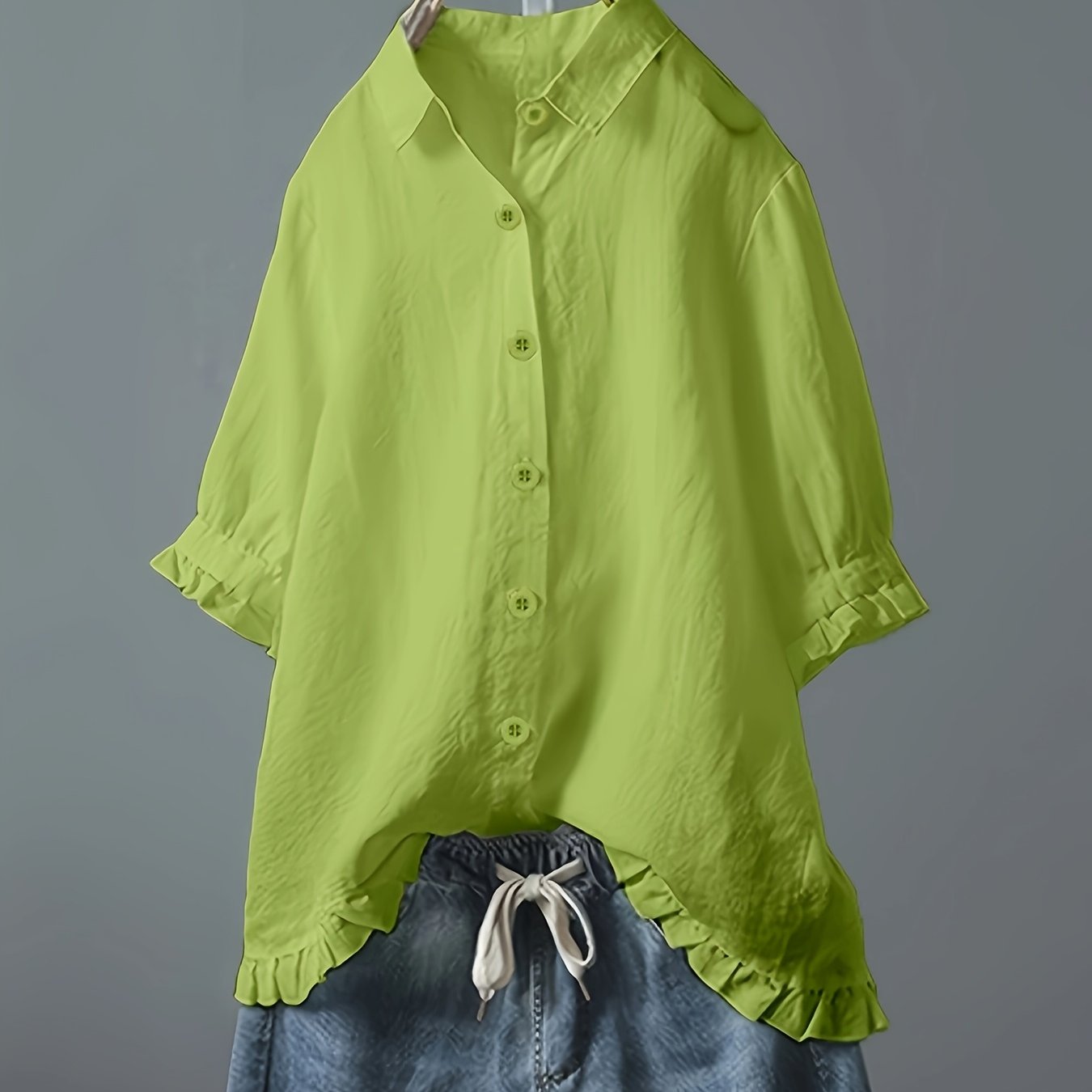 Plus o'lcham ayollar uchun yengil ko'k rangli kundalik ko'ylak, rufflesi bo'lgan qisqa ko'kraklar va cho'ntaklar