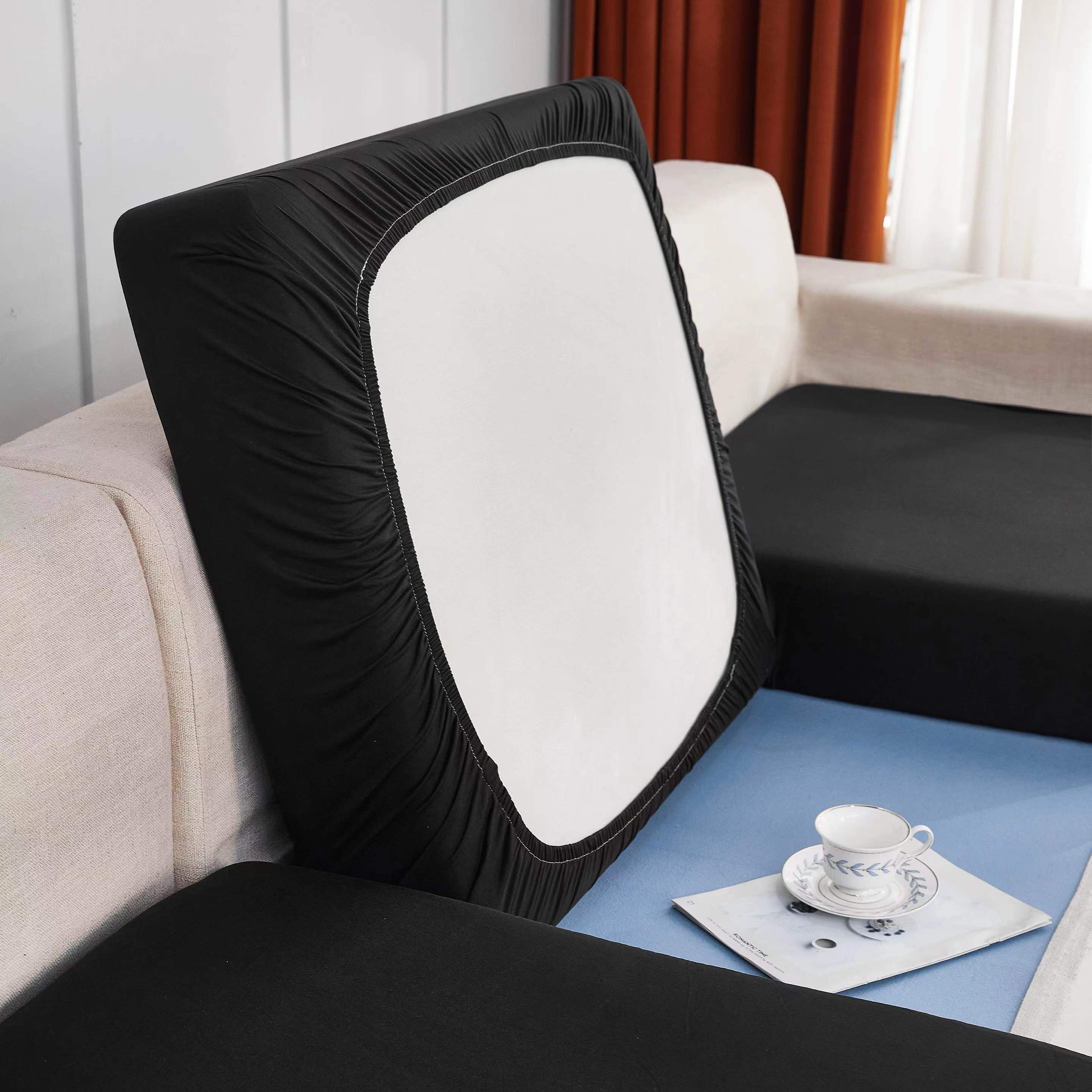 Elastik pastki bilan cho'ziladigan divan yostiq qoplamasi, yashash xonasi divanlarida oson olib tashlash va chizish qarshiligi uchun mo'ljallangan.