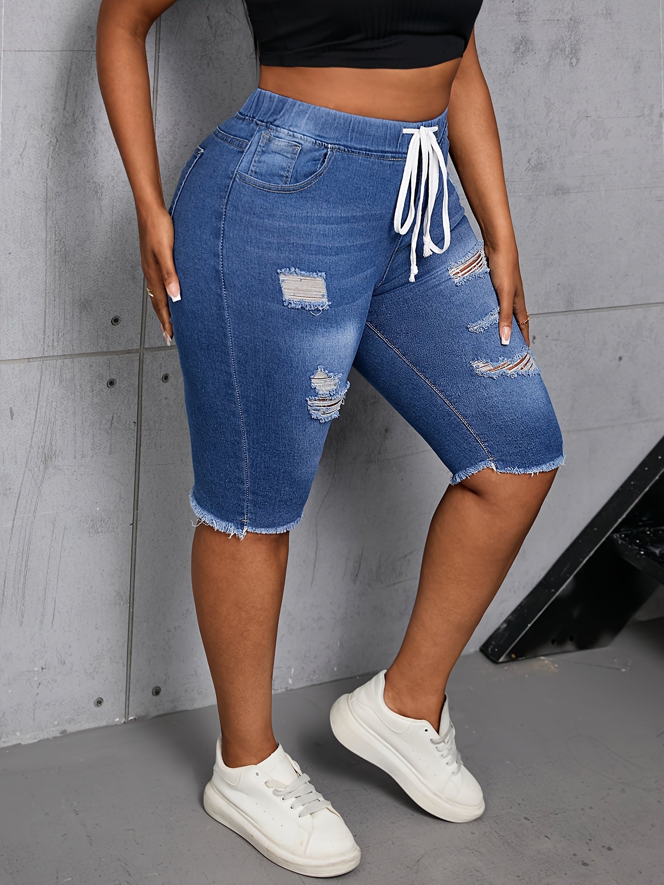 Ayollar uchun tornali, toza bo'yinli denim kapri shimlar, chiziqli elastik belbog' bilan